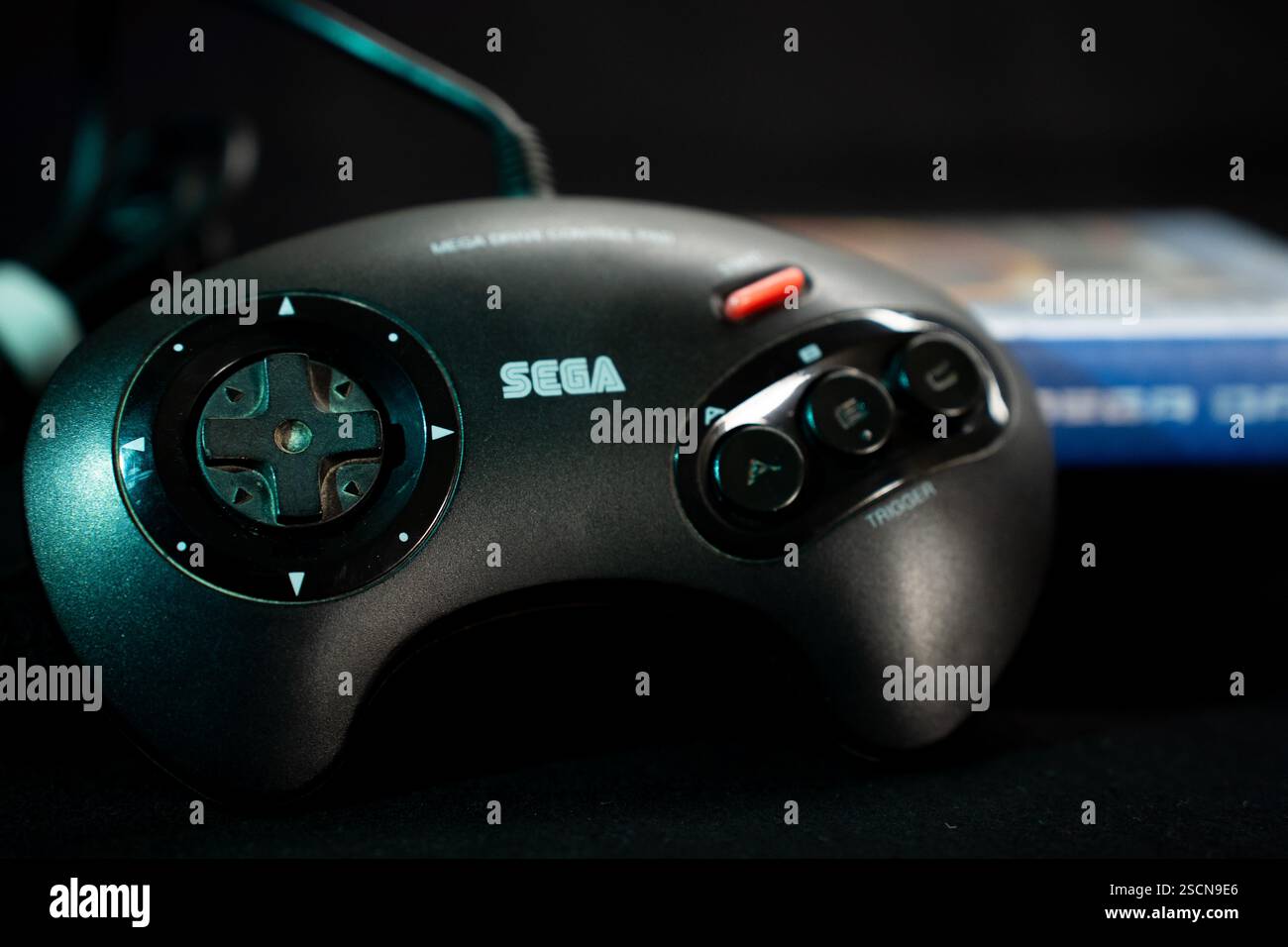 Athènes, Grèce. 07 février 2025. Un contrôleur de manette de jeu Sega Mega Drive et un boîtier de cartouche de jeu vidéo. (Photo de Nikos Pekiaridis/NurPhoto) crédit : NurPhoto SRL/Alamy Live News Banque D'Images