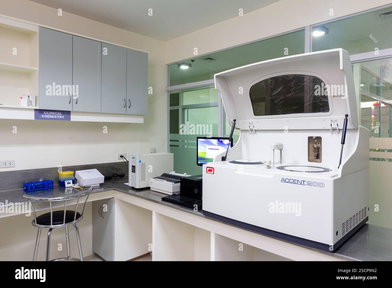 Équipement médical dans une clinique locale de Baguio City, Philippines, utilisé pour fournir des services médicaux et de santé essentiels à la communauté Banque D'Images