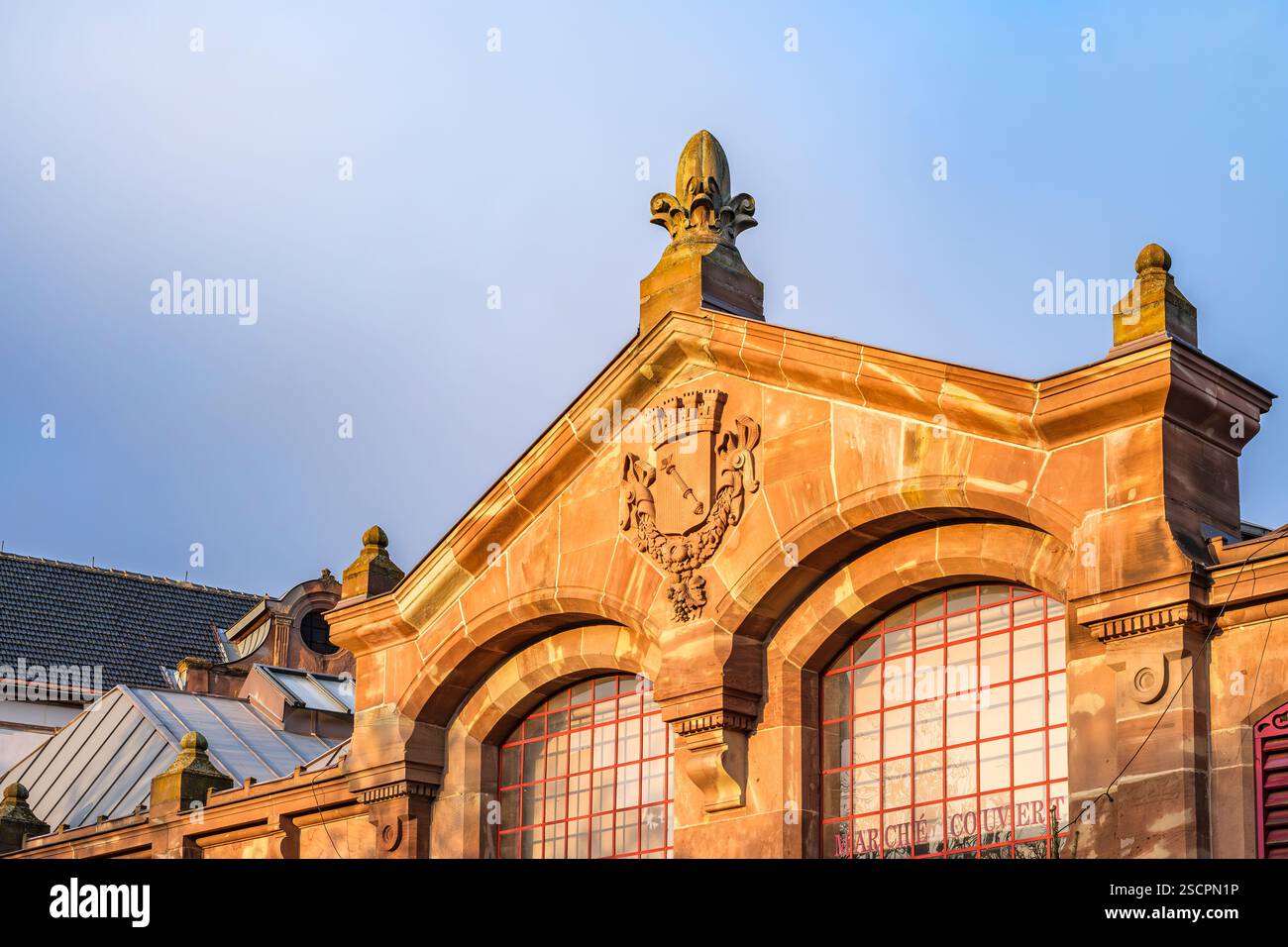 Marché couvert, halle historique de 1865 à Colmar, département Haut-Rhin, Alsace, France. Banque D'Images