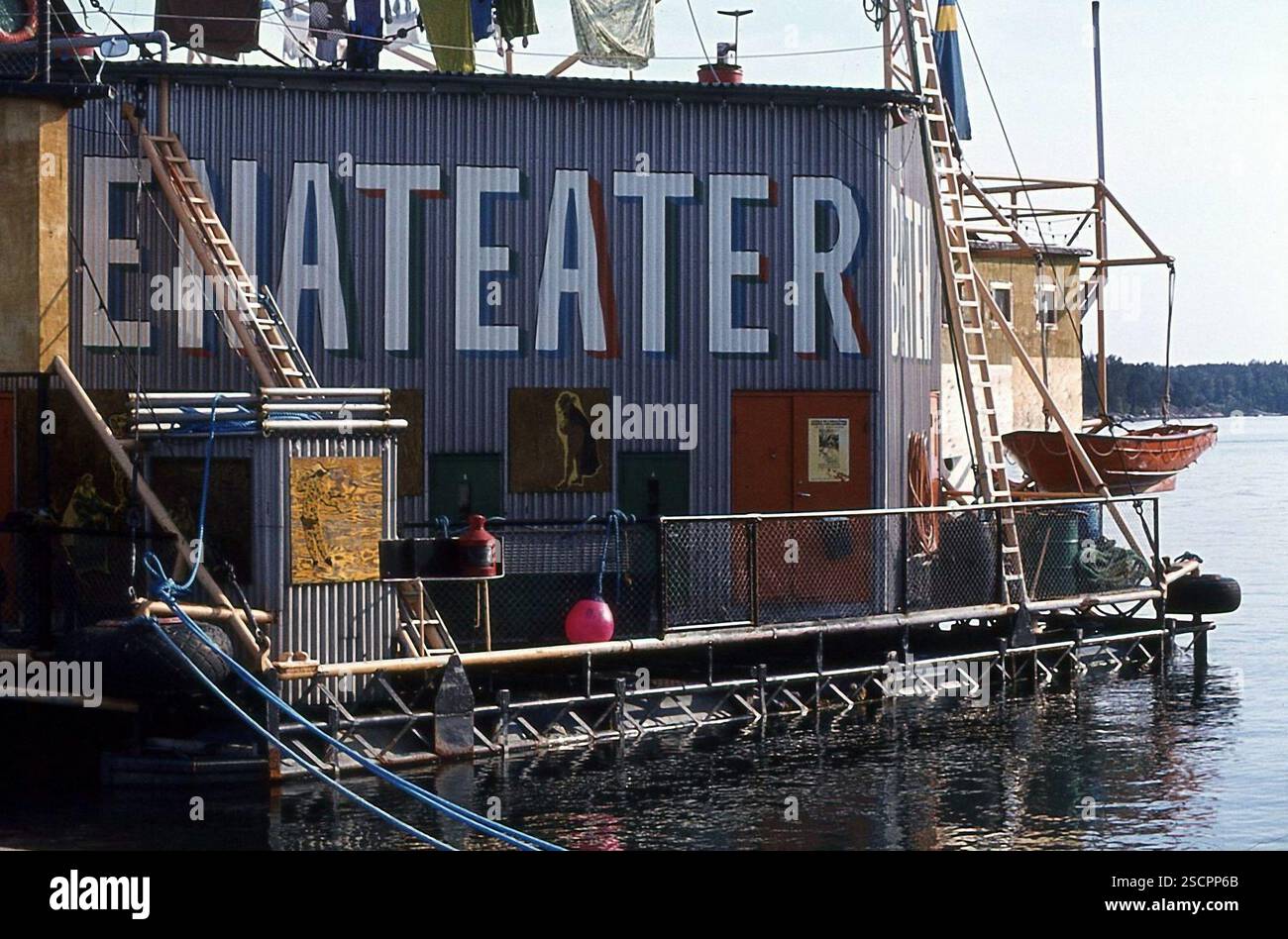 Un navire de théâtre nommé Lenateater dérive dans un port suédois. [traduction automatique] Banque D'Images