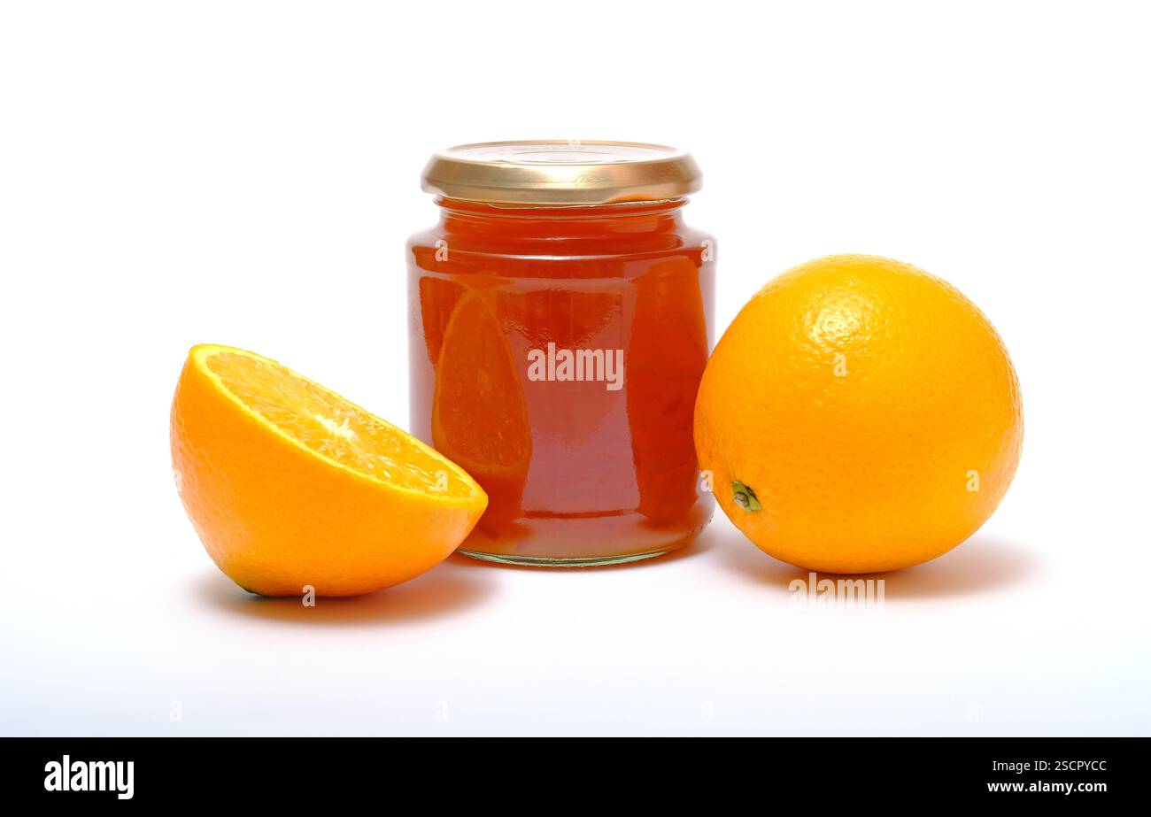 marmelade dans un pot en verre avec des oranges fraîches sur fond blanc Banque D'Images