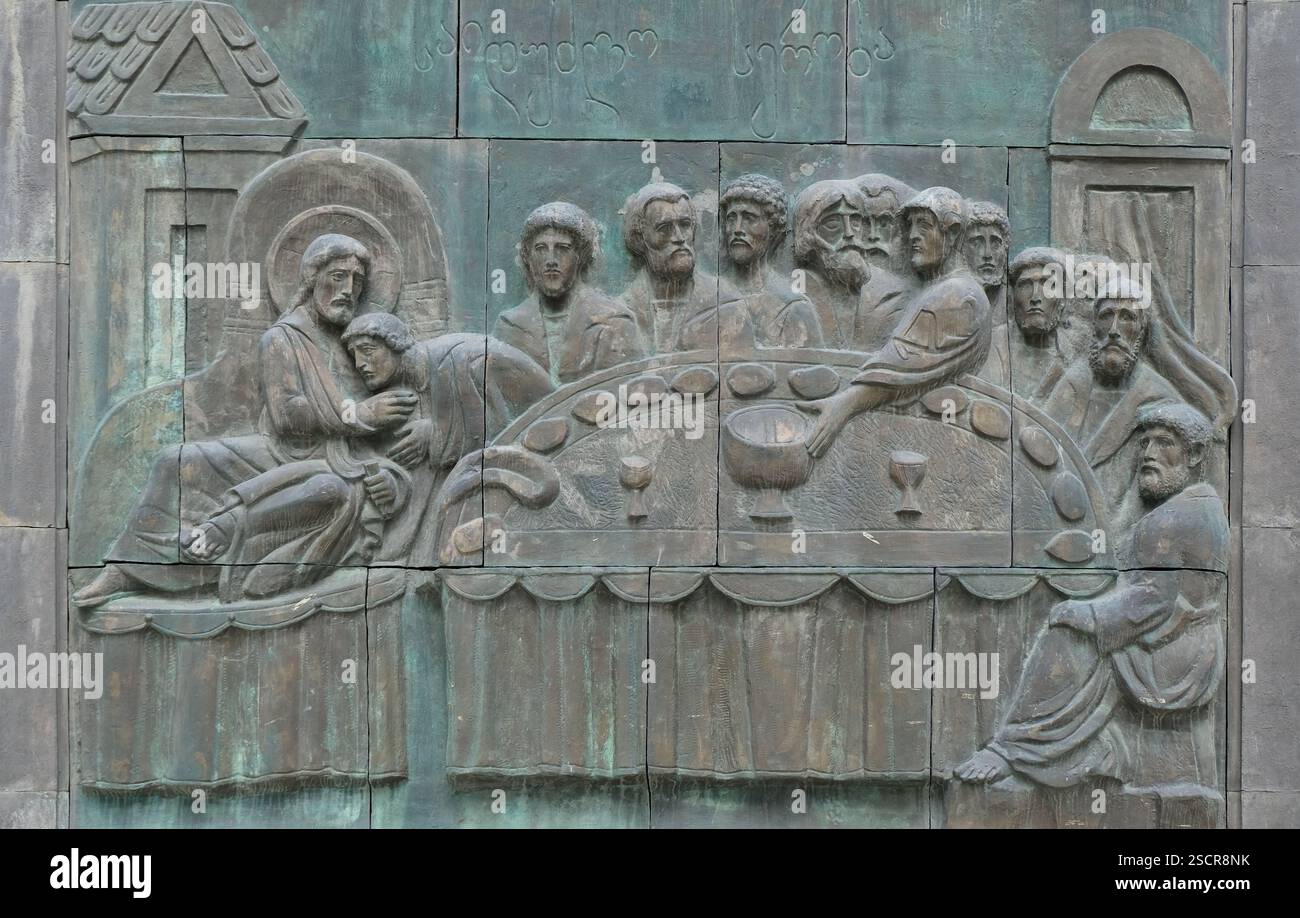 La chronique de Géorgie est un monument près de la mer de Tbilissi, Tbilissi, Géorgie. Il dépeint l'histoire de la Géorgie et des histoires bibliques. Banque D'Images
