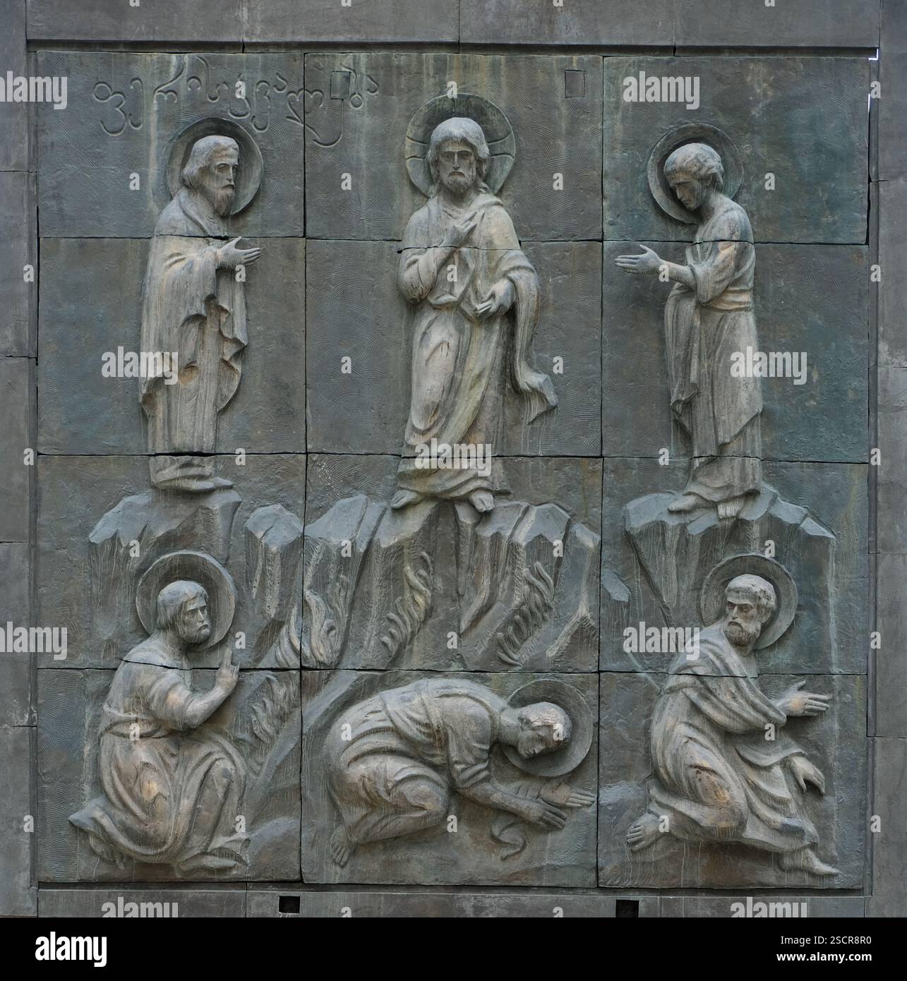 La chronique de Géorgie est un monument près de la mer de Tbilissi, Tbilissi, Géorgie. Il dépeint l'histoire de la Géorgie et des histoires bibliques. Banque D'Images