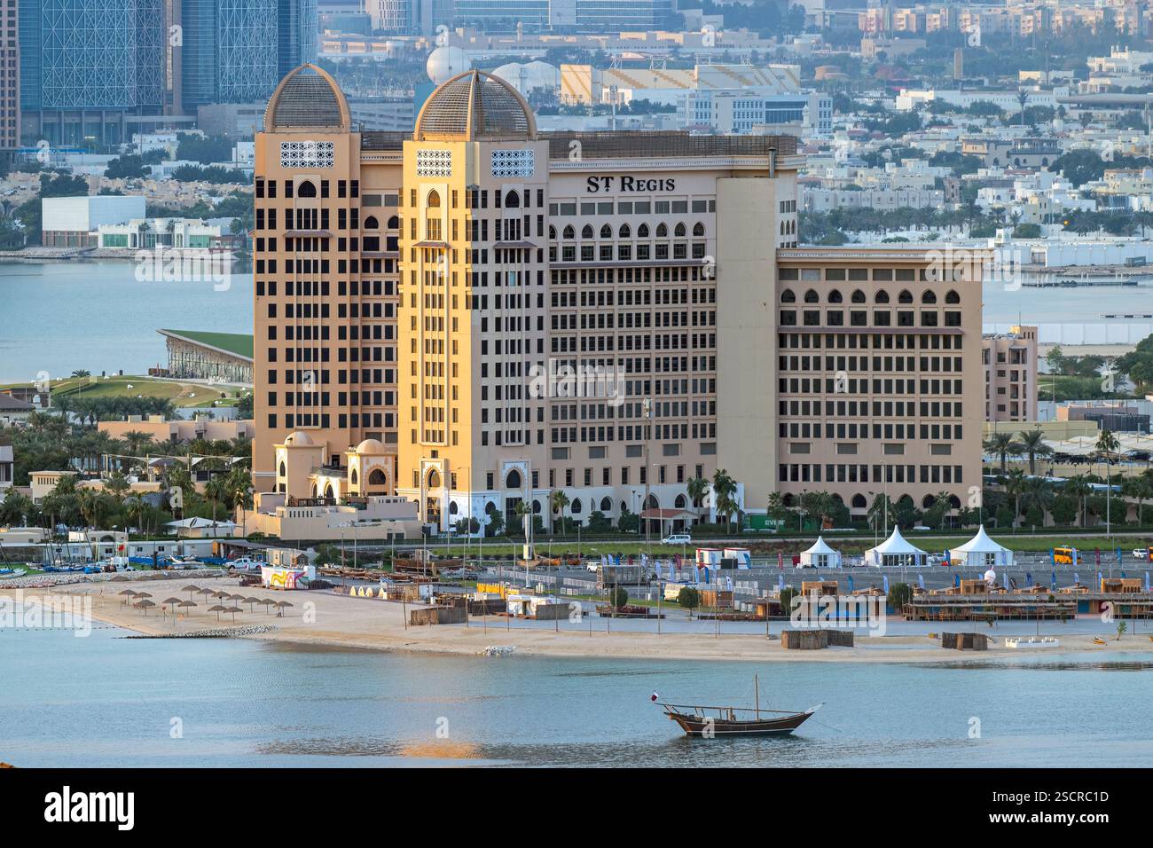 Katara skyline avec St regis hôtel tôt le matin Banque D'Images