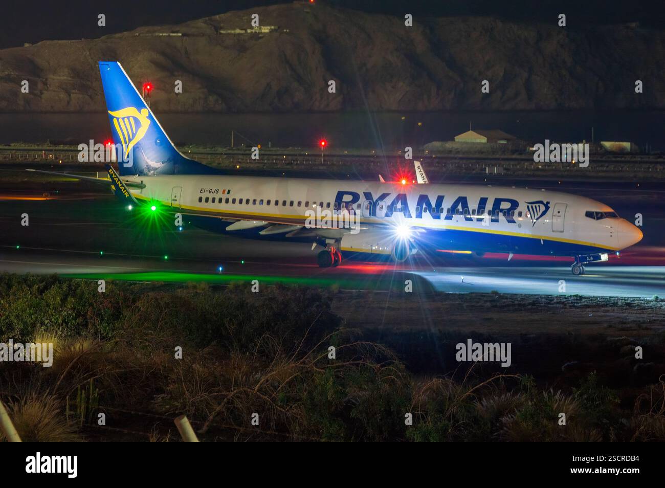 Photographie de nuit d'un Boeing 737 MAX de la compagnie low-cost Ryanair à l'aéroport de Gran Canaria. Banque D'Images