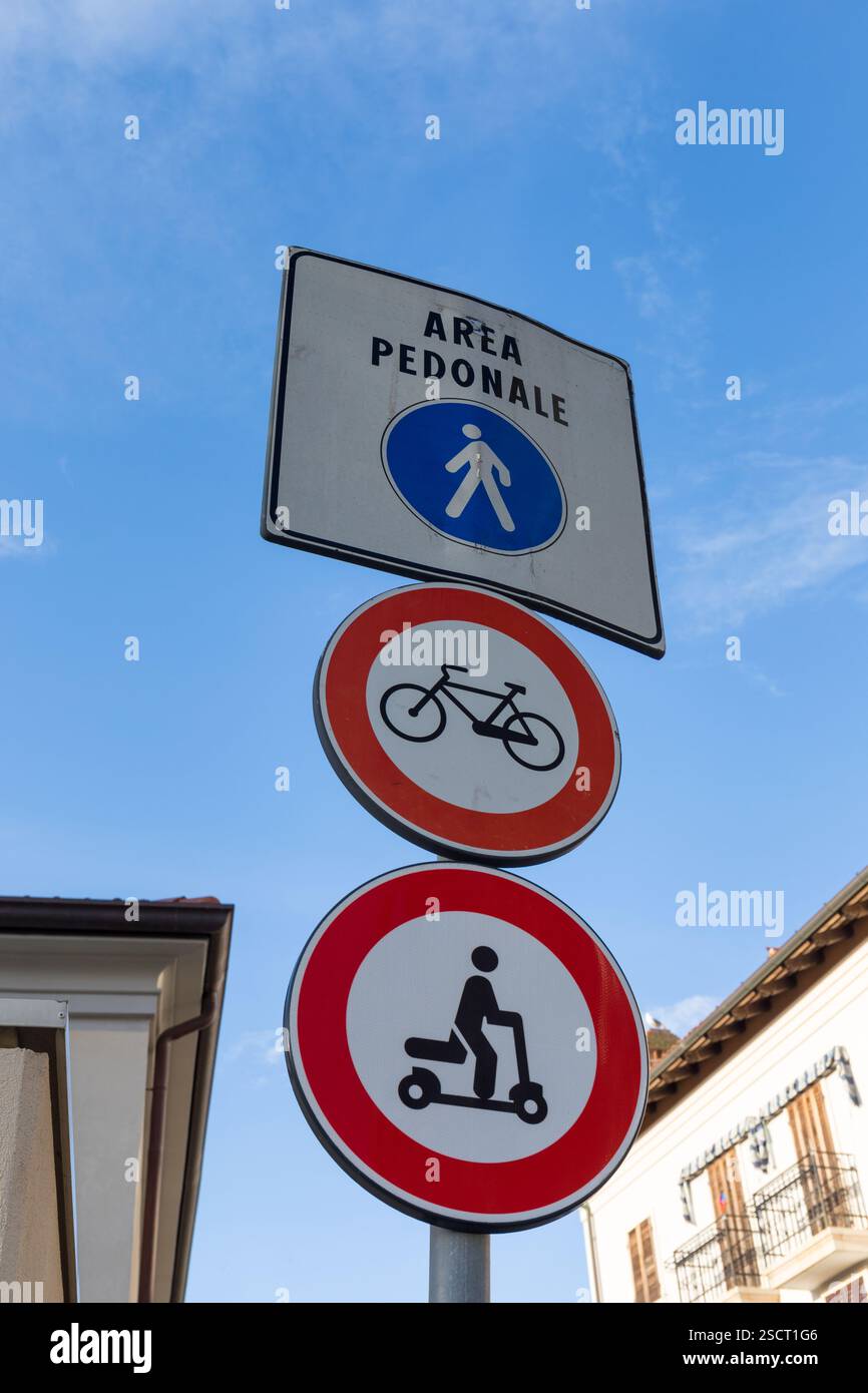 Panneau de zone piétonne en langue italienne, pas de panneau de cyclisme, pas de panneau de scooter Banque D'Images