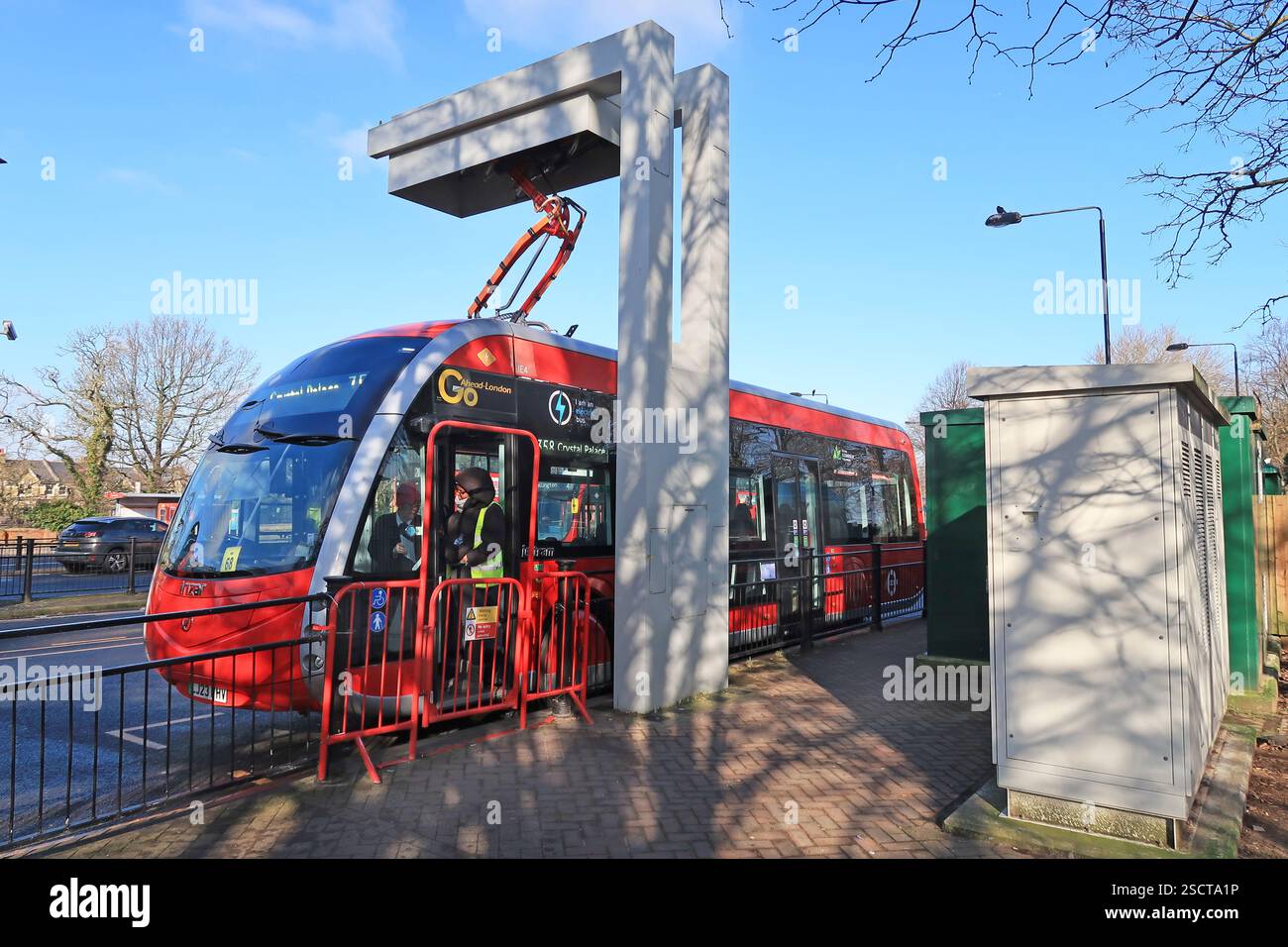 Crystal Palace, Londres, Royaume-Uni. Le nouveau bus électrique Irizar de type tramway se recharge à l'aide d'un système de pantographe inversé statique. Banque D'Images