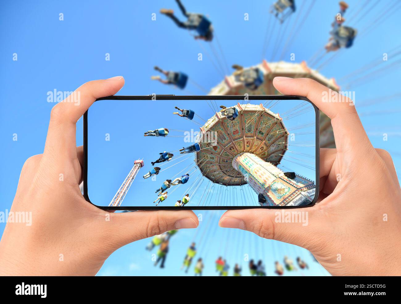 Téléphone portable prendre une photo des gens en promenade à la foire de l'État de Washington, également connue sous le nom de foire de Puyallup Banque D'Images