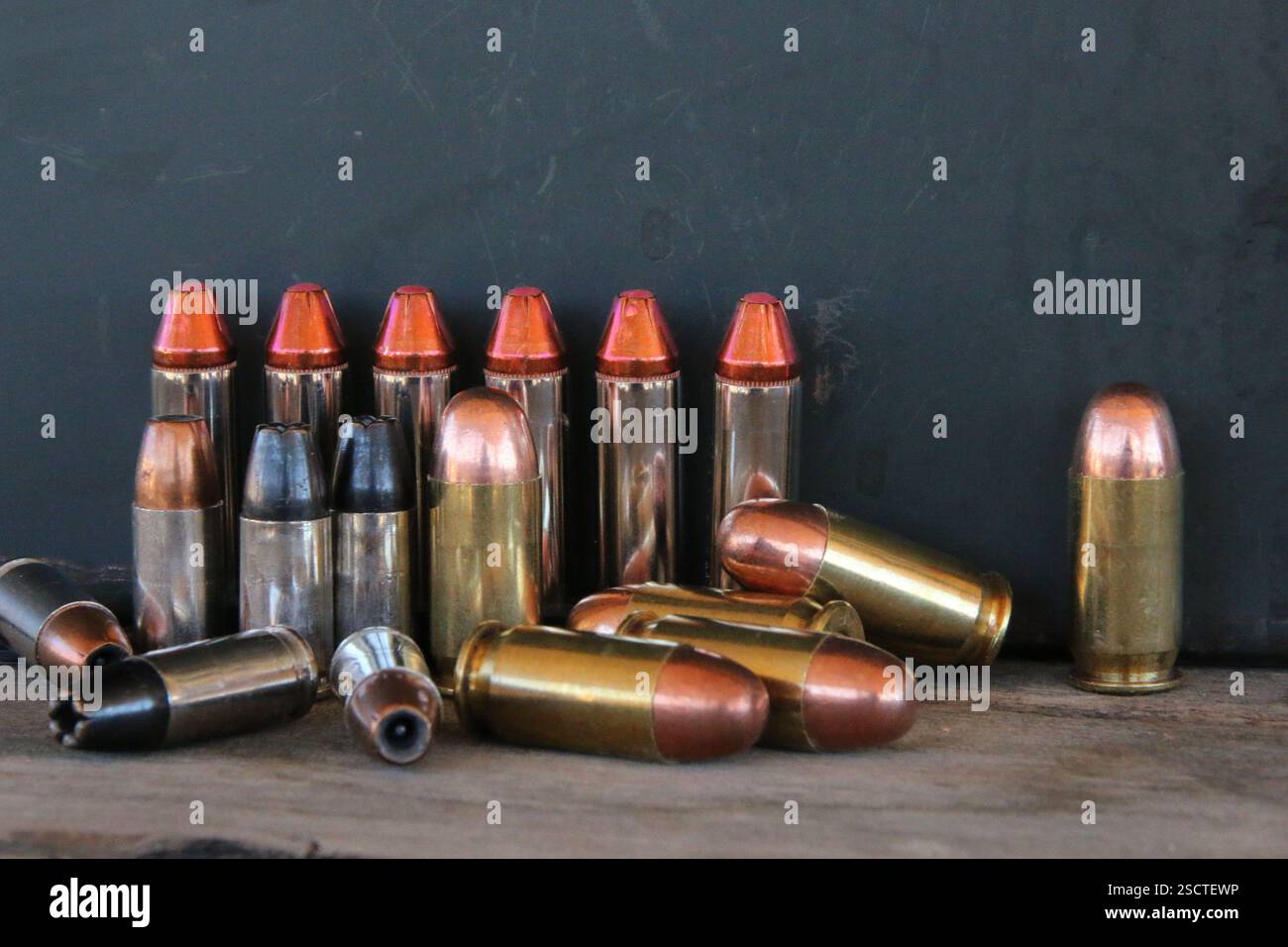 Tailles et calibres assortis de diverses cartouches d'armes de poing. Banque D'Images