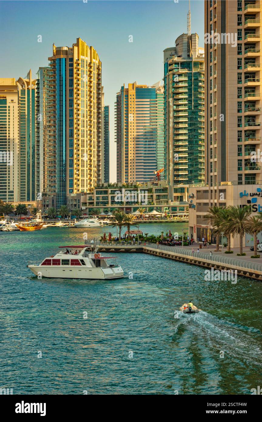 Dubaï, Émirats arabes unis - 16 novembre : bâtiments modernes dans la Marina de Dubaï, le 16 novembre 2012, DUBAÏ, ÉMIRATS ARABES UNIS. Dans la ville de canal artificiel d'une longueur de 3 kilomètres Banque D'Images