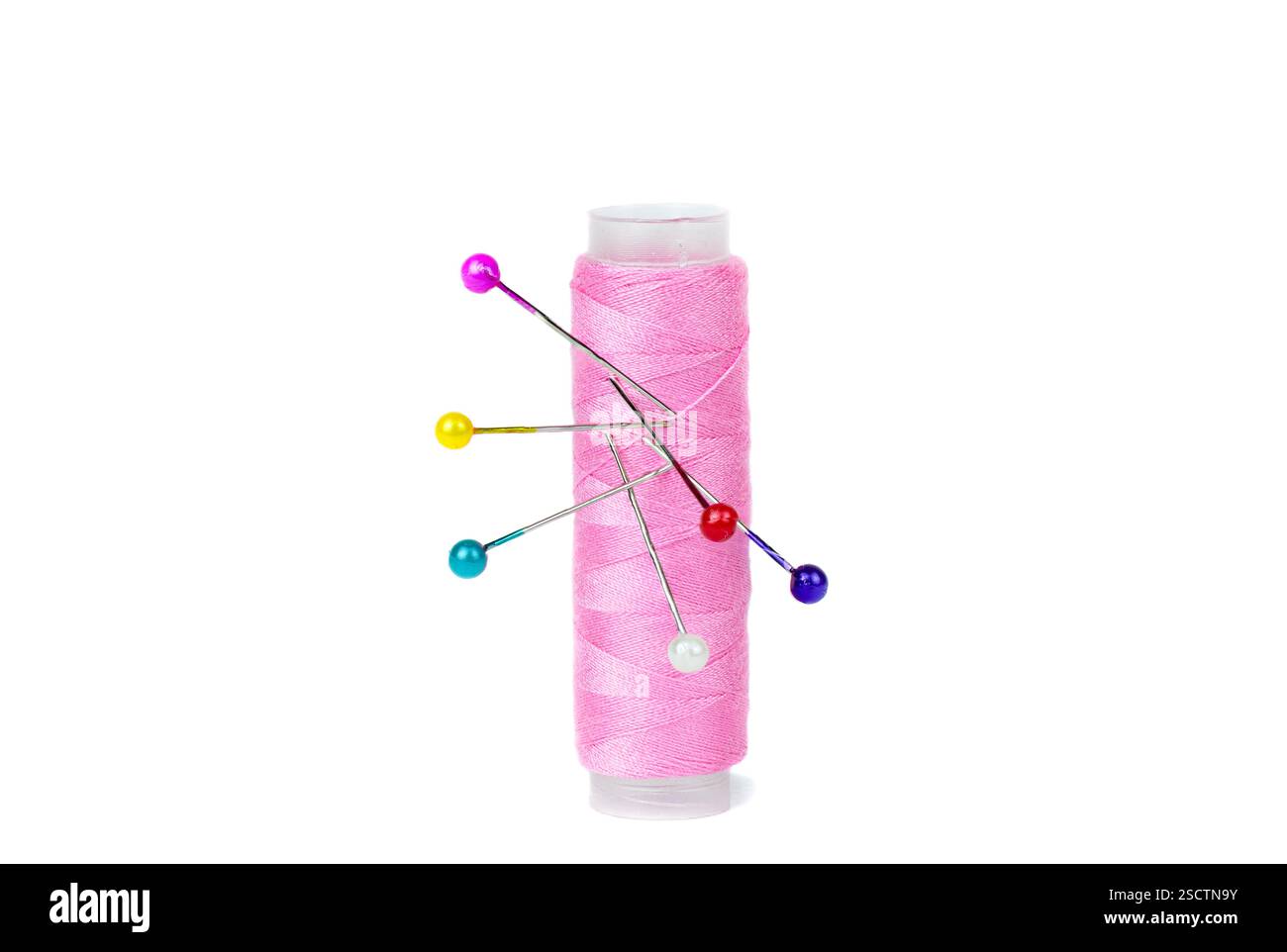 ensemble de fils à coudre multicolores en bobines, isoler sur un fond blanc Banque D'Images