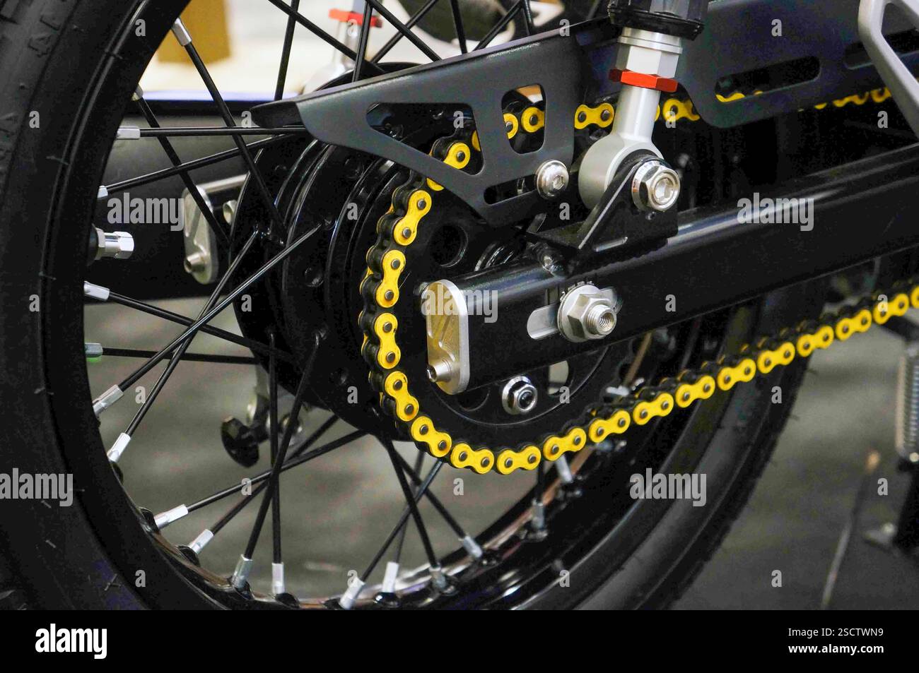Détail de couleur sur une chaîne jaune d'une moto Banque D'Images