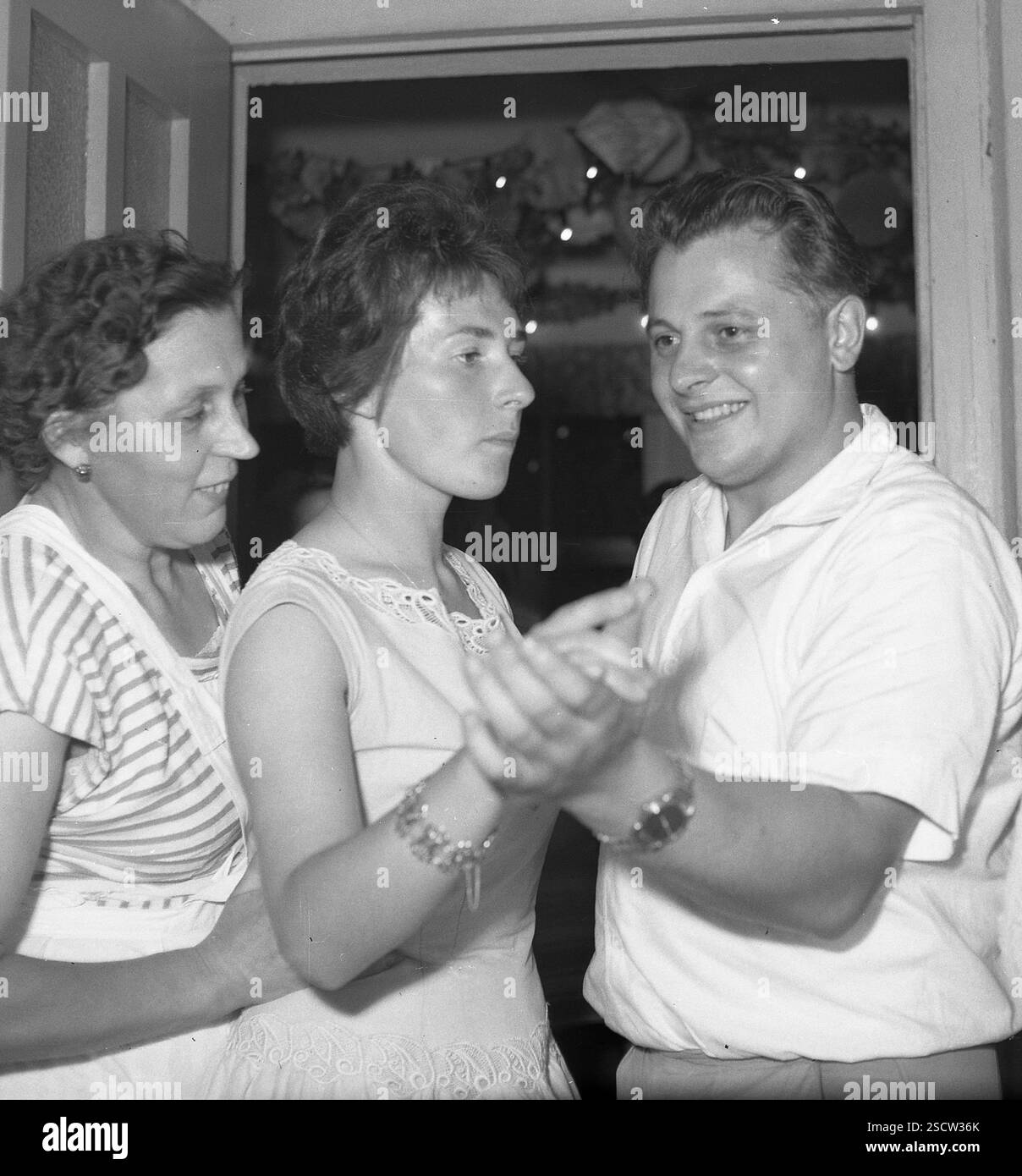 Invités dansants à une fête à Bad Saarow dans le quartier Oder-Spree. [traduction automatique] Banque D'Images