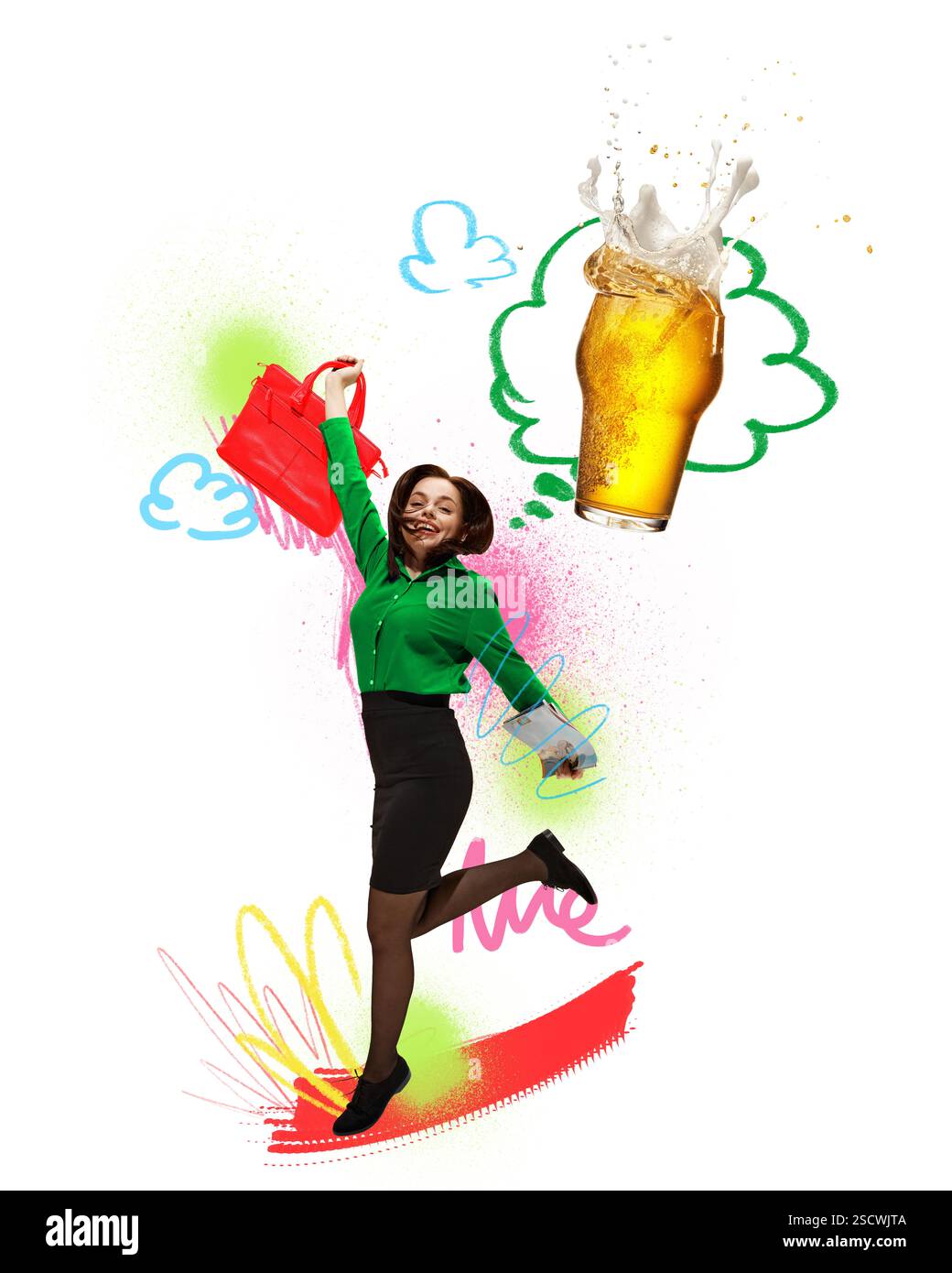 Femme en blouse verte et jupe noire sautant avec sac à main rouge tout en rêvant de bière dorée. Illustration Banque D'Images