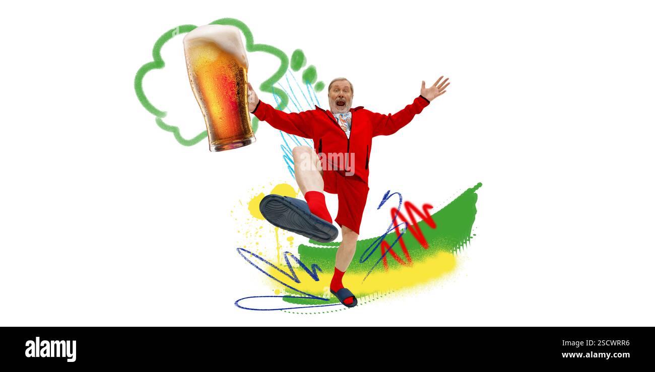 Homme âgé en survêtement rouge sautant avec une excitation exagérée tout en atteignant un verre à bière massif Banque D'Images