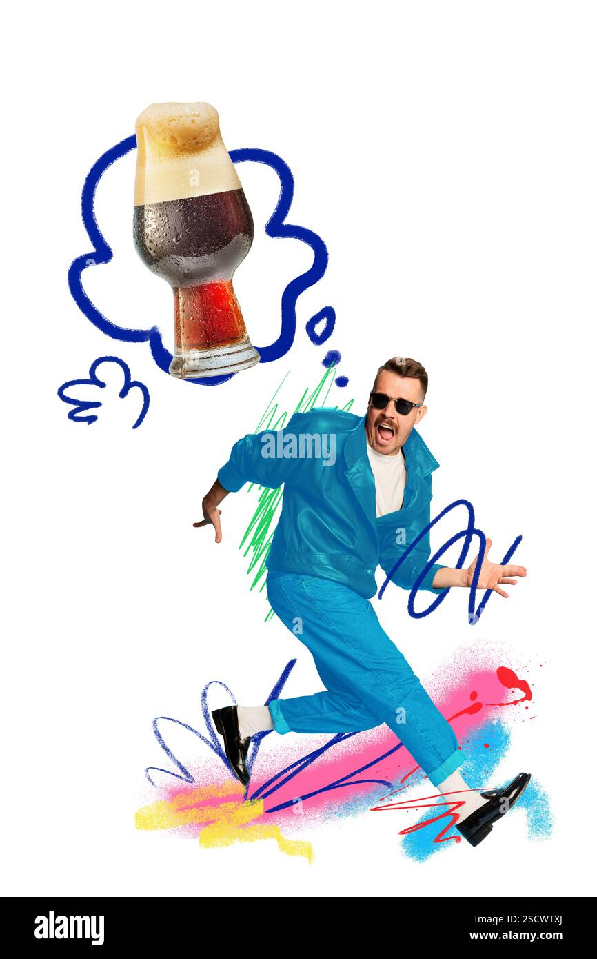 Homme élégant en veste en cuir bleu et lunettes de soleil court vers l'avant avec excitation tout en visualisant un verre à bière foncé Banque D'Images