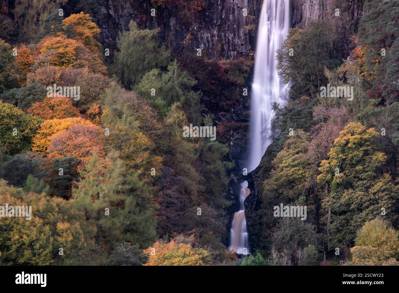 Cascade de Pistyll Rhaeadr en automne, Llanrhaeadr-ym-Mochnant, Berwyn Mountains, Powys, pays de Galles, ROYAUME-UNI Banque D'Images