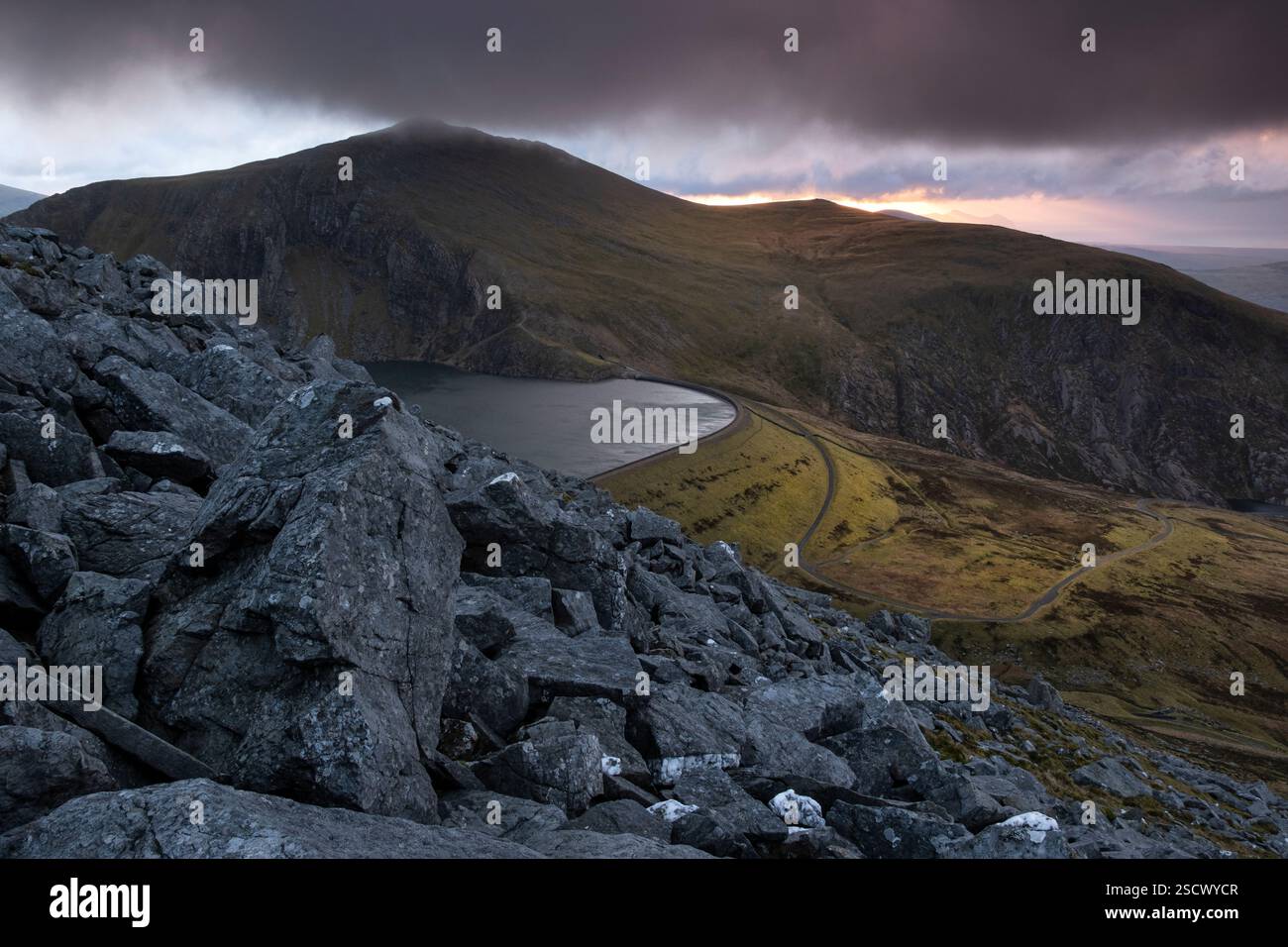 Elidir Fawr et Marchlyn Mawr Reservoir au coucher du soleil depuis Carnedd y Filiast, Carneddau Mountains, Eryri ou Snowdonia National Park, Nord du pays de Galles, Royaume-Uni Banque D'Images