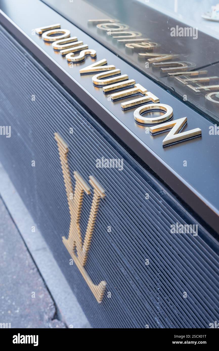 Image de marque luxueuse affichée dans un environnement urbain animé près du coucher du soleil Banque D'Images