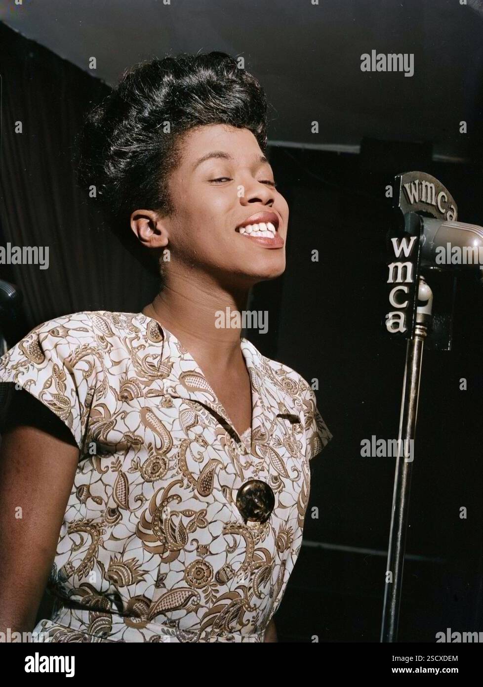 Portrait de Sarah Vaughan, CAFé ; Society (Downtown), New York, N.Y., CA. Sept. 1946. (Impression colorée en noir et blanc). Banque D'Images