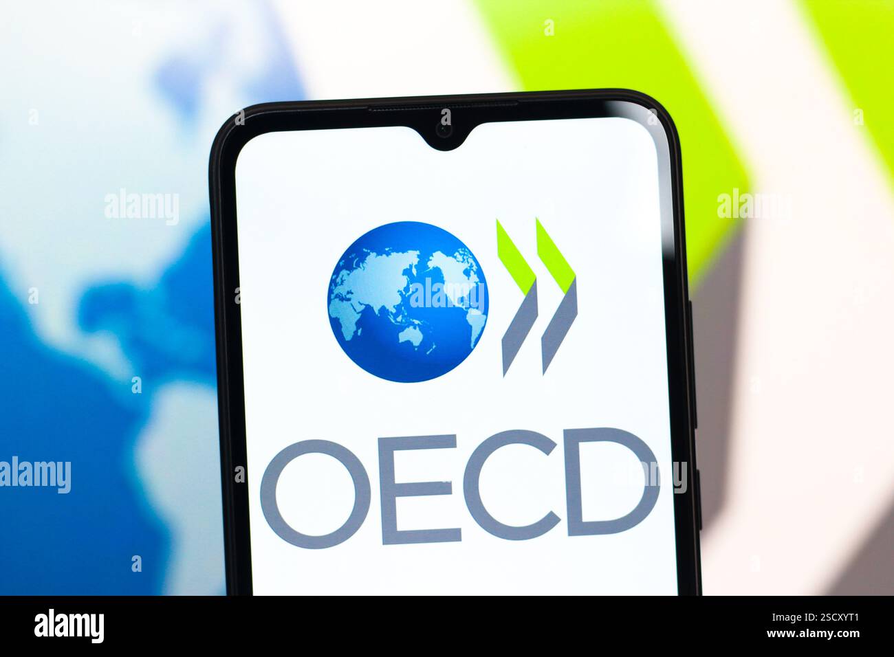 Dans cette illustration photo, le logo de l'Organisation de coopération et de développement économiques (OCDE) est affiché sur l'écran d'un smartphone. Banque D'Images