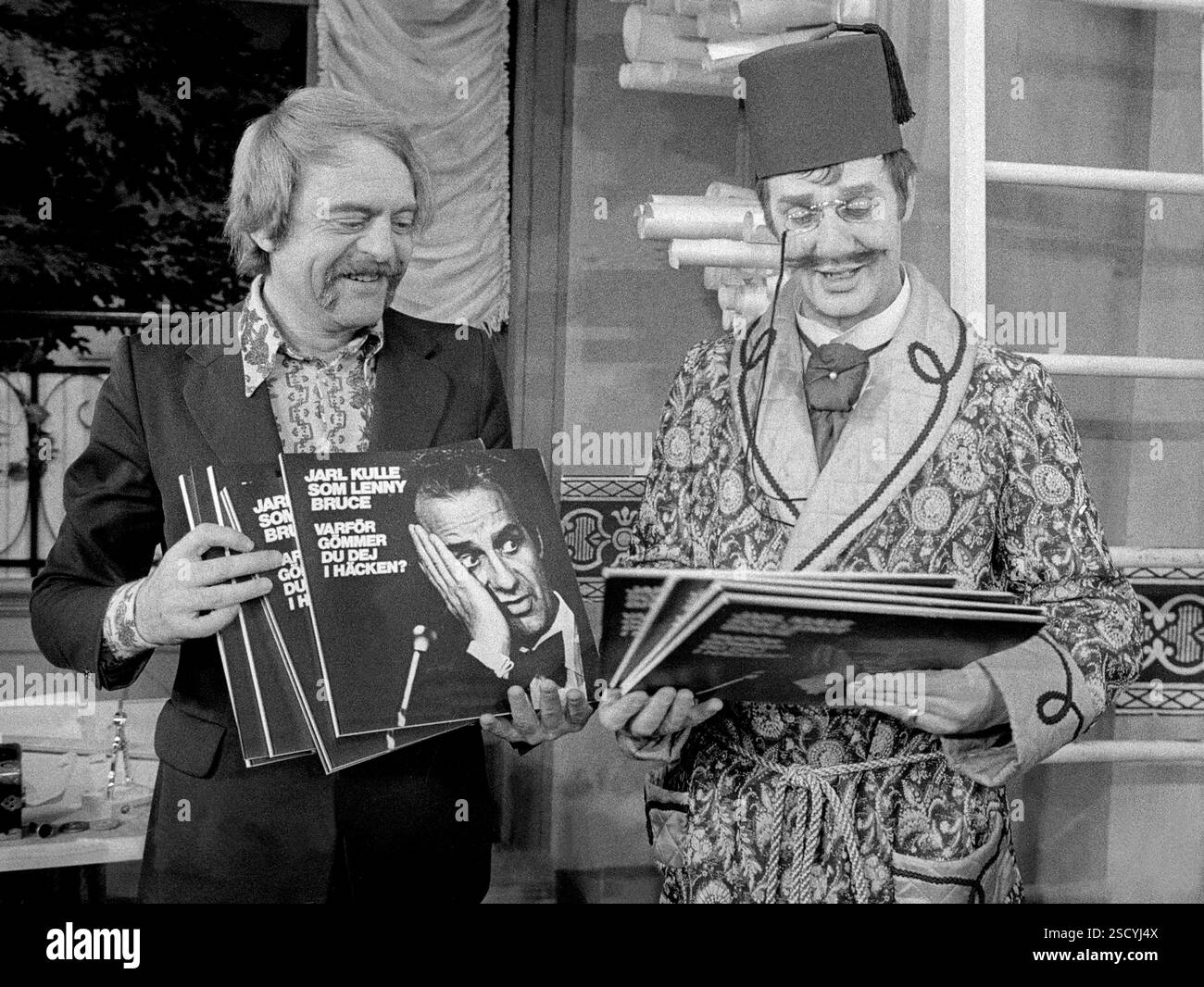Le PDG de la maison de disques STIKKAN ANDERSSON présente un disque de Lenny Bruce à l'artiste du disque Jarl Kulle, l'un des plus grands artistes et acteurs de Swedens 1972 Banque D'Images
