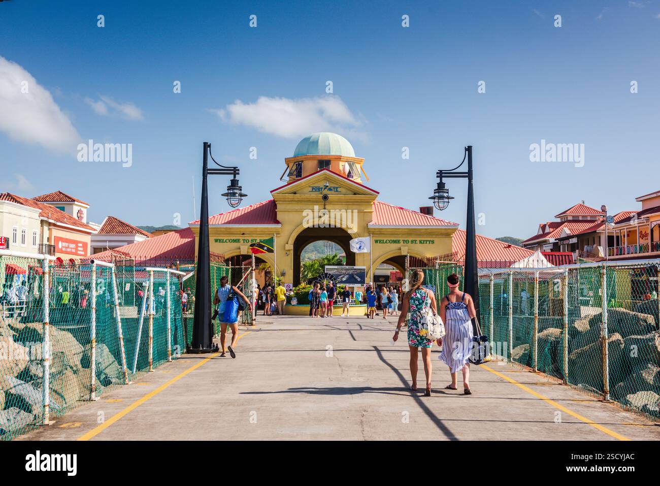 Basseterre, équipé Kitts - 22 août 2018 : passagers marchant vers le Centre d'accueil de Port Zante après avoir débarqué de la croisière Harmony of the Seas sh Banque D'Images