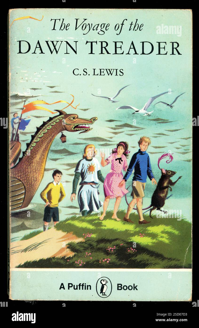 Livre de poche The voyage of the Dawn Treader par C S Lewis, chroniques de Nania série no.5 , premier pub par Geoffrey bles 1952, This by Puffin 1975 Banque D'Images