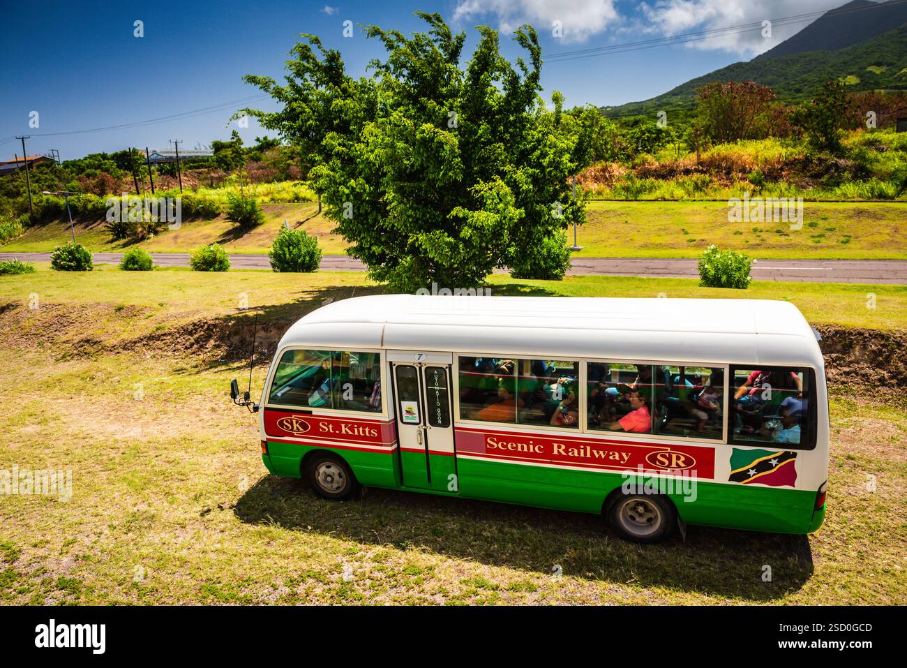 Basseterre, fourni Kitts - 22 août 2018 : bus touristique emmenant les passagers à l'excursion du train panoramique de St Kitts. Banque D'Images