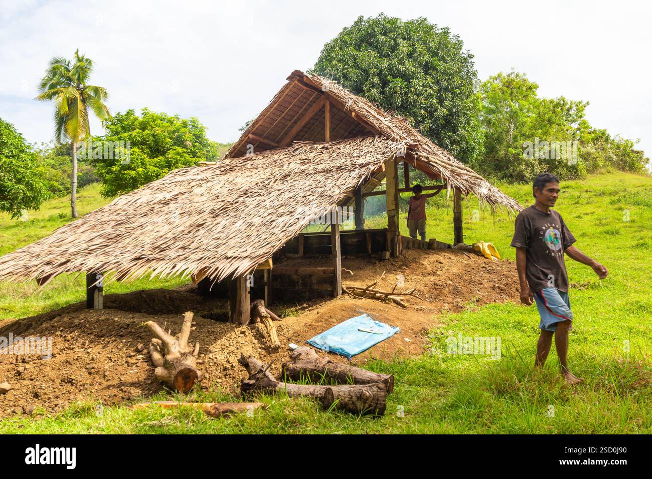 Cabane locale à Bohol, aux Philippines, où la viande de noix de coco est fumée et séchée pour produire du coprah, un produit clé dans l’industrie de la noix de coco du pays Banque D'Images