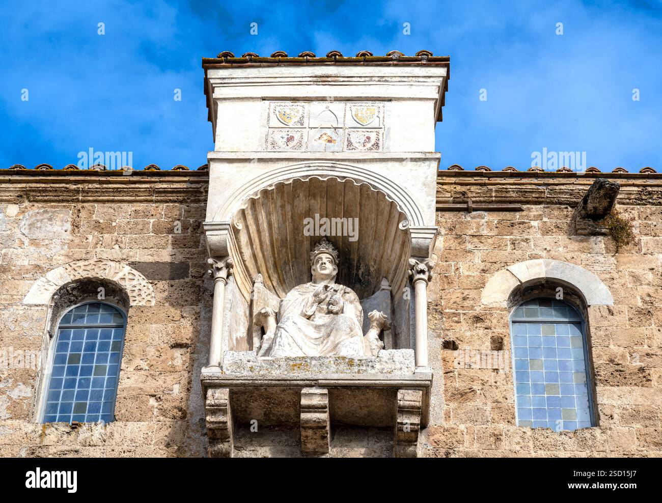 La statue du pape Boniface VIII assis sur le trône pontifical fait saillie sur la façade latérale de la cathédrale médiévale d'Anagni Banque D'Images