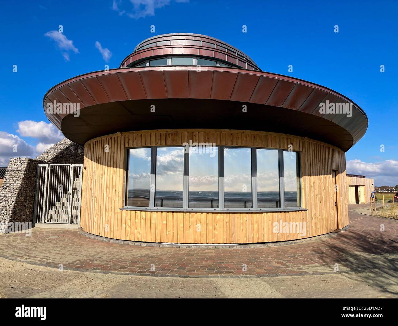 Station de sauvetage nouvellement construite sur la plage de West Wittering avec sa tour de sauveteur surélevée et sa véranda pour surveiller toute la plage plus efficacement - Royaume-Uni Banque D'Images