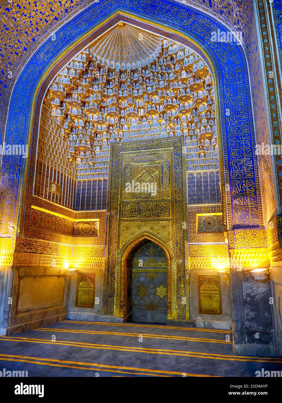 Samarkand, ouzbékistan -sep 18, 2024 - intérieur orné tilya kori madrasah avec des motifs islamiques complexes. Détails en bois sculpté. , registan squa Banque D'Images