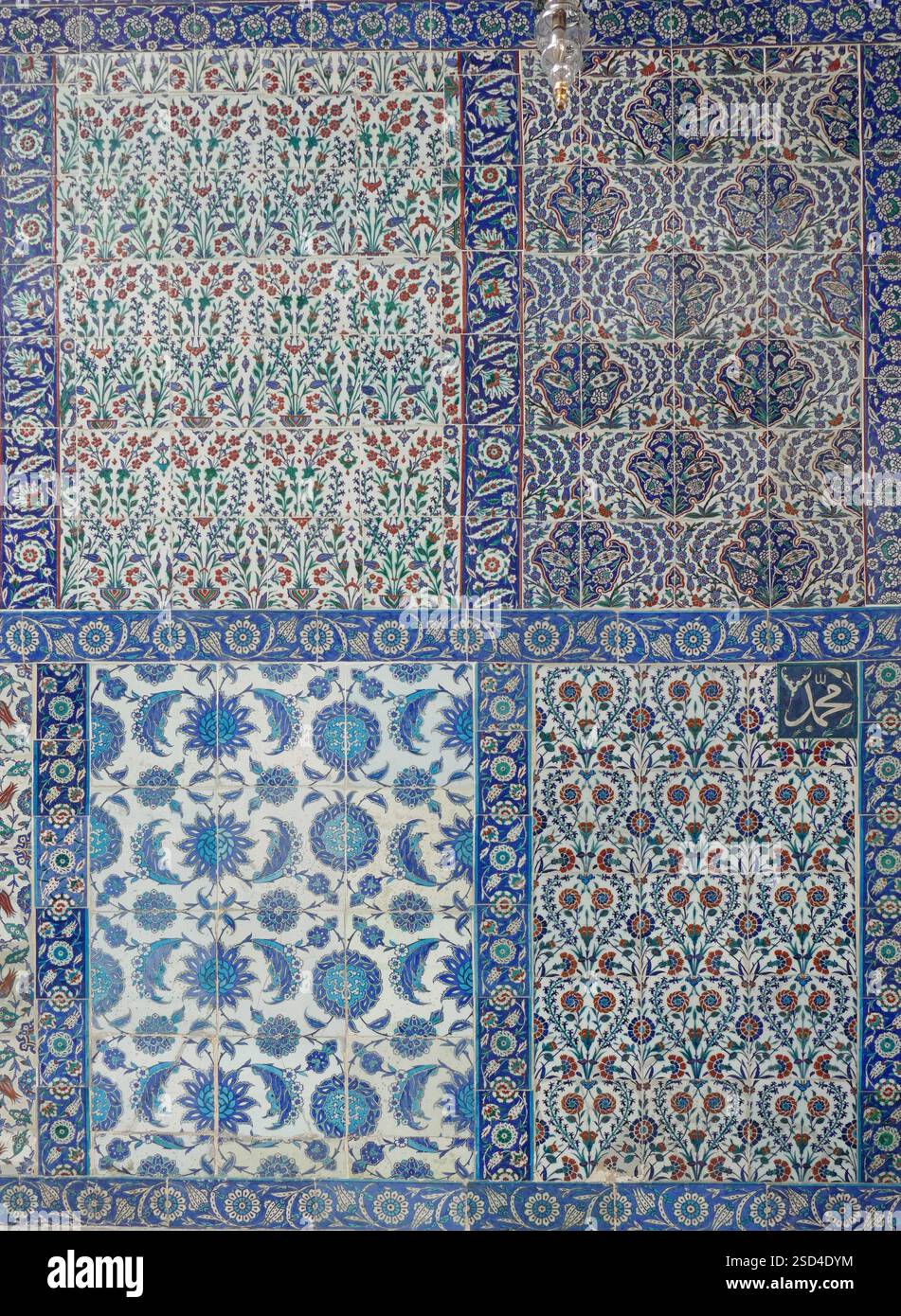 Istanbul - 22 septembre 2024 - carreaux de céramique ottomane colorés affichant des motifs floraux et géométriques complexes, représentant l'artisanat turc traditionnel Banque D'Images