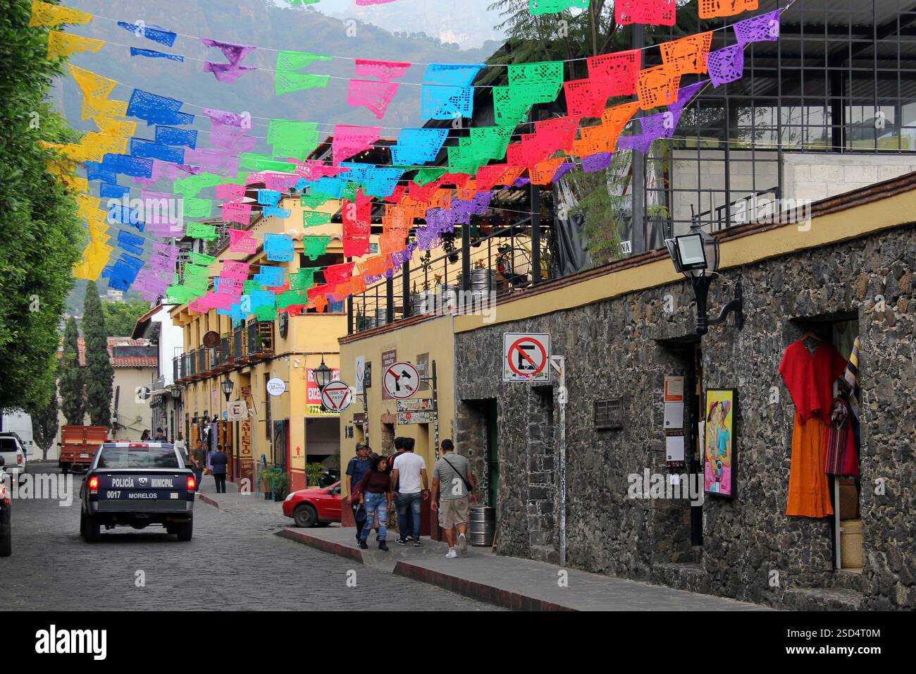 Tepoztlan, Morelos, Mexique - 7 novembre 2024 : rues pavées de la ville magique Tepoztlan à Morelos, Mexique, un lieu de repos, un climat mystique et chaud Banque D'Images