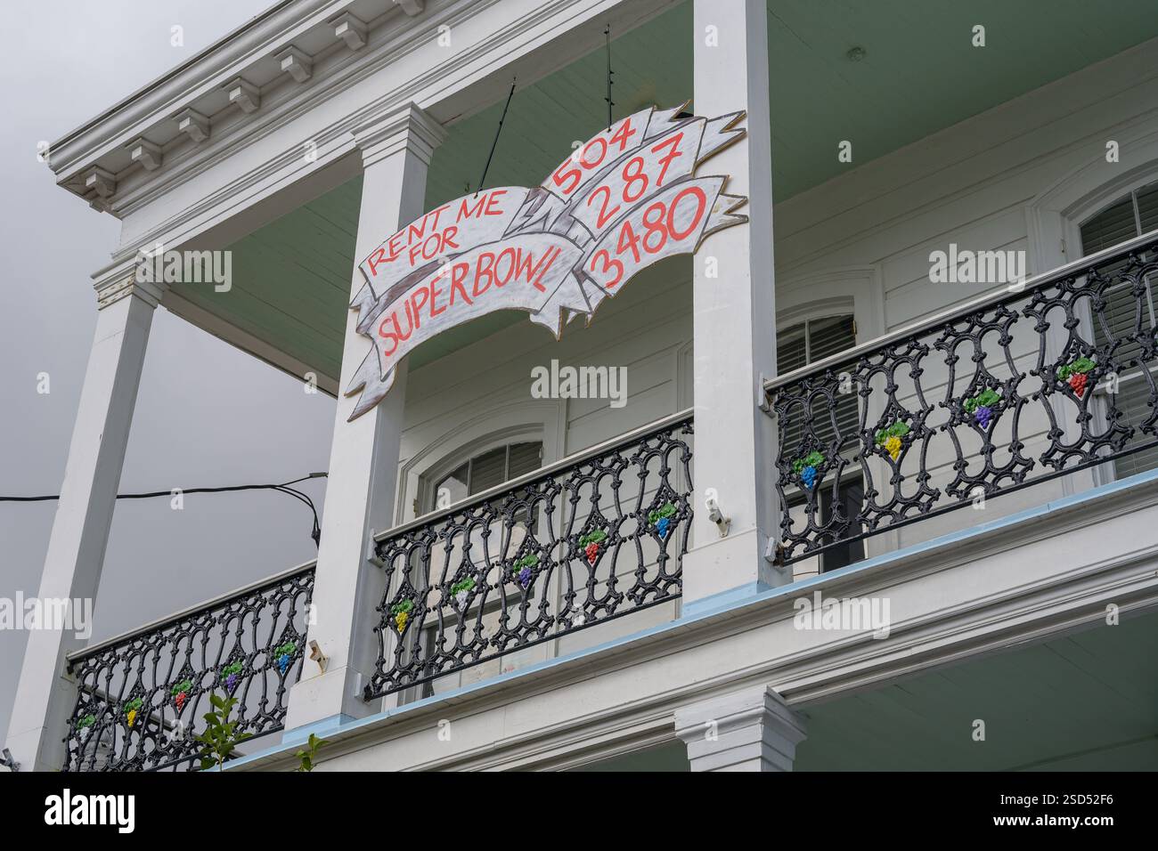 New Orleans, LOUISIANE, États-Unis - 7 février 2025 : section d'un immeuble historique dans le Lower Garden District affichant un panneau annonçant un appartement de location pour le Super Bowl Banque D'Images New Orleans, LOUISIANE, États-Unis - 7 février 2025 : section d'un immeuble historique dans le Lower Garden District affichant un panneau annonçant un appartement de location pour le Super Bowl Banque D'Images