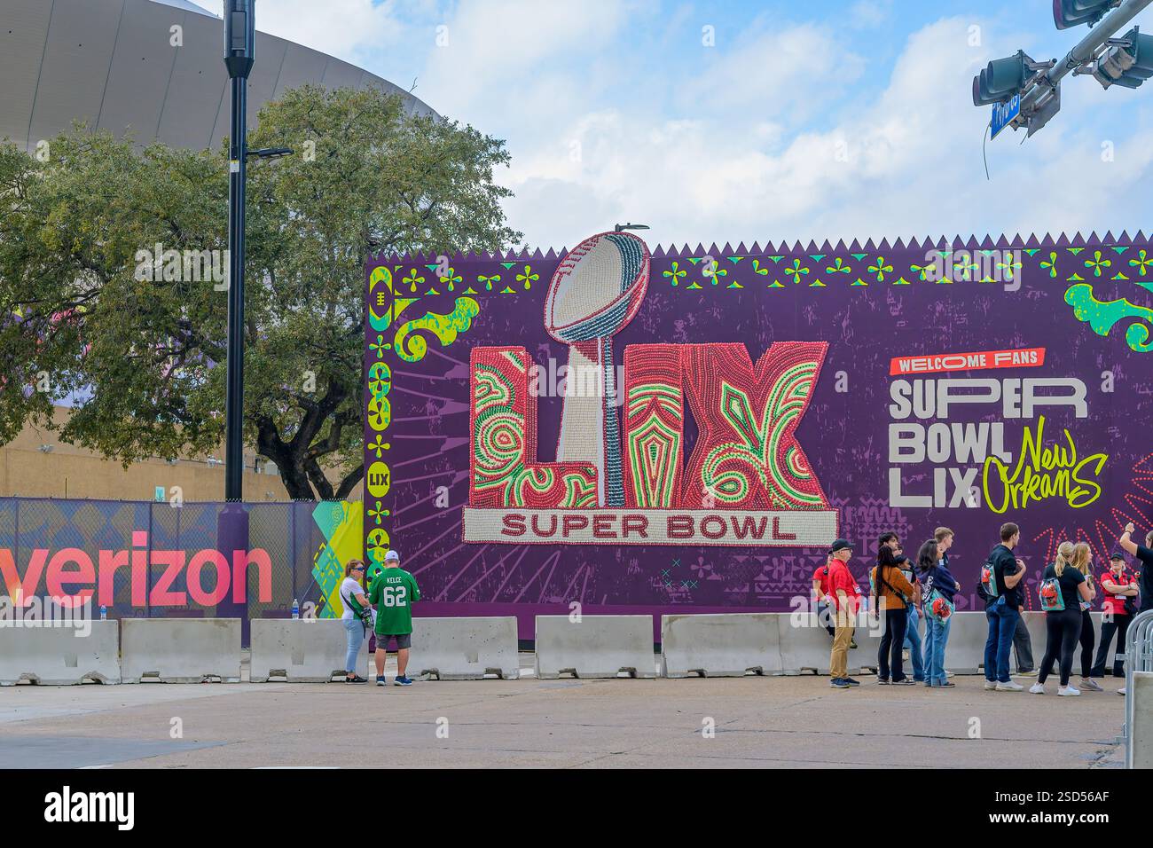 New Orleans, LOUISIANE, États-Unis - 7 février 2025 : fans et bénévoles devant le Superdome et devant un Super Bowl LIX New Orleans signent deux jours avant le dimanche du Super Bowl Banque D'Images New Orleans, LOUISIANE, États-Unis - 7 février 2025 : fans et bénévoles devant le Superdome et devant un Super Bowl LIX New Orleans signent deux jours avant le dimanche du Super Bowl Banque D'Images