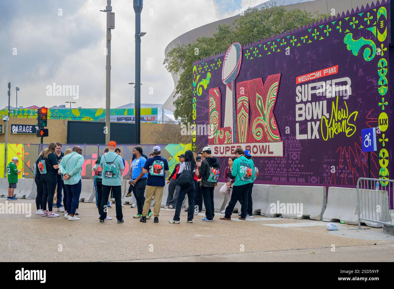 New Orleans, LOUISIANE, États-Unis - 7 février 2025 : fans et bénévoles devant le Superdome et devant un Super Bowl LIX New Orleans signent deux jours avant le dimanche du Super Bowl Banque D'Images New Orleans, LOUISIANE, États-Unis - 7 février 2025 : fans et bénévoles devant le Superdome et devant un Super Bowl LIX New Orleans signent deux jours avant le dimanche du Super Bowl Banque D'Images