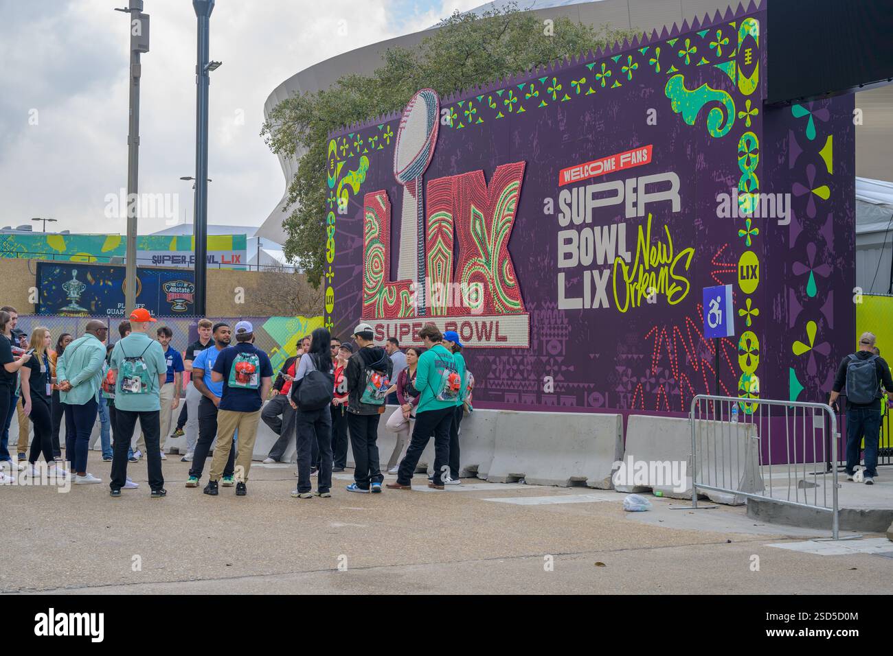 New Orleans, LOUISIANE, États-Unis - 7 février 2025 : fans et bénévoles devant le Superdome et devant un Super Bowl LIX New Orleans signent deux jours avant le dimanche du Super Bowl Banque D'Images New Orleans, LOUISIANE, États-Unis - 7 février 2025 : fans et bénévoles devant le Superdome et devant un Super Bowl LIX New Orleans signent deux jours avant le dimanche du Super Bowl Banque D'Images