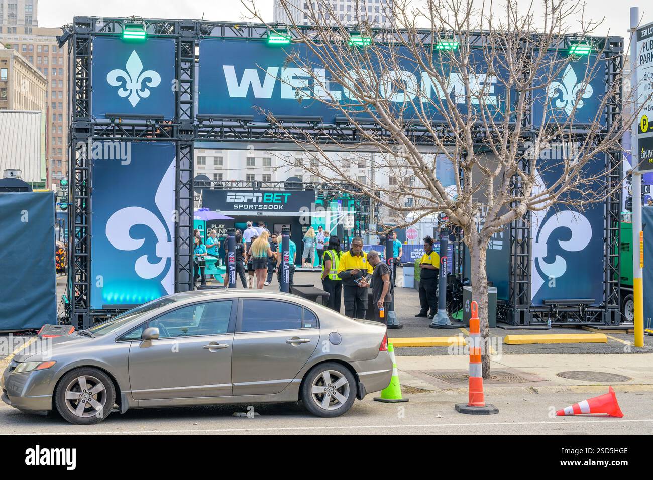 Nouvelle-Orléans, LOUISIANE, États-Unis - 7 février 2025 : porte d'accueil à une zone d'activités aménagée dans un parking pour ESPNBET Sportsbook, avec nourriture, boissons et une scène avec un DJ. C'est l'un des espaces événementiels pour les fans pendant le week-end du Super Bowl LIX. Banque D'Images Nouvelle-Orléans, LOUISIANE, États-Unis - 7 février 2025 : porte d'accueil à une zone d'activités aménagée dans un parking pour ESPNBET Sportsbook, avec nourriture, boissons et une scène avec un DJ. C'est l'un des espaces événementiels pour les fans pendant le week-end du Super Bowl LIX. Banque D'Images