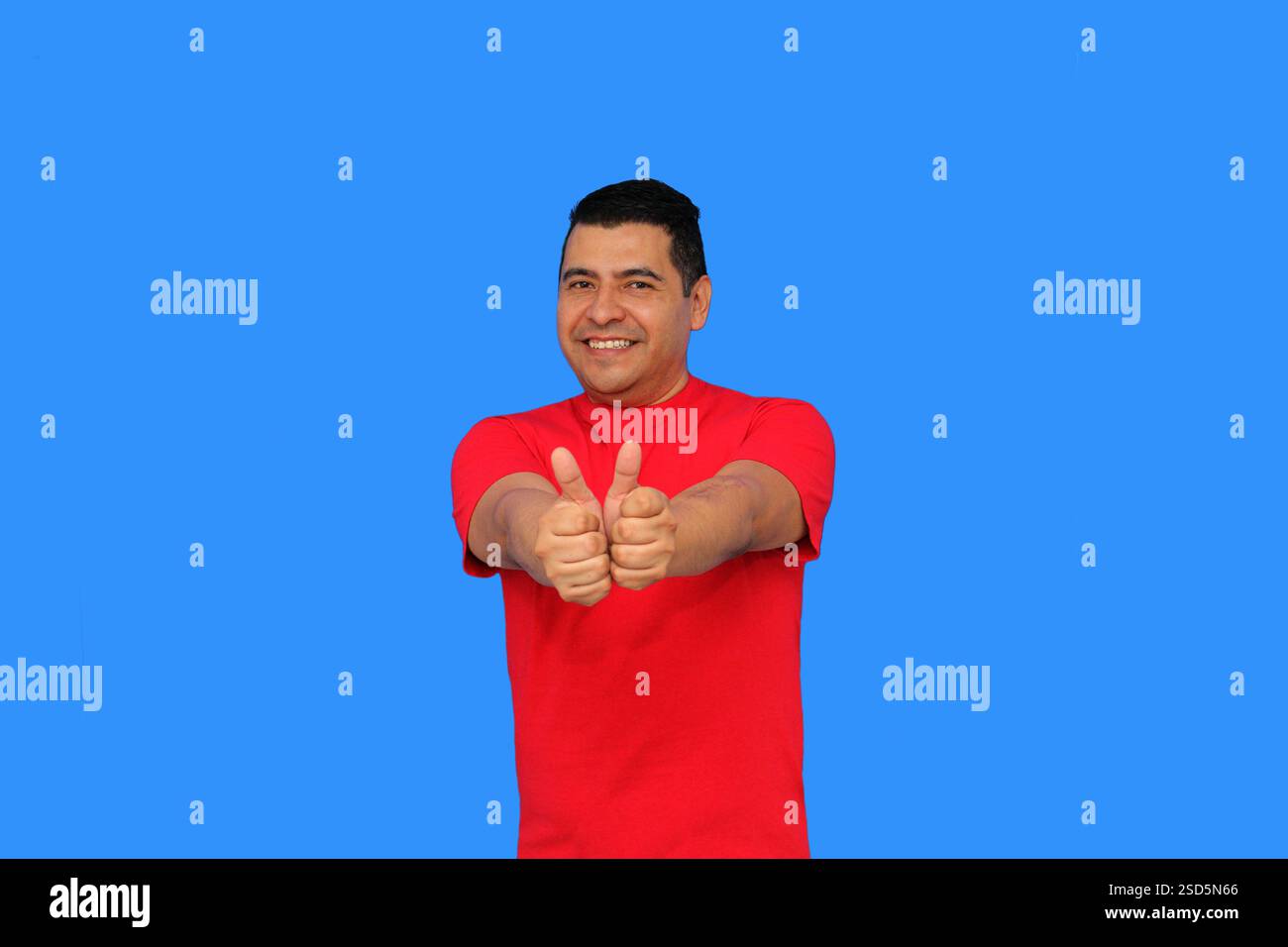 Homme adulte latino-peau foncée montre le signe OK ou approuvé avec sa main enthousiaste et positive Banque D'Images Homme adulte latino-peau foncée montre le signe OK ou approuvé avec sa main enthousiaste et positive Banque D'Images