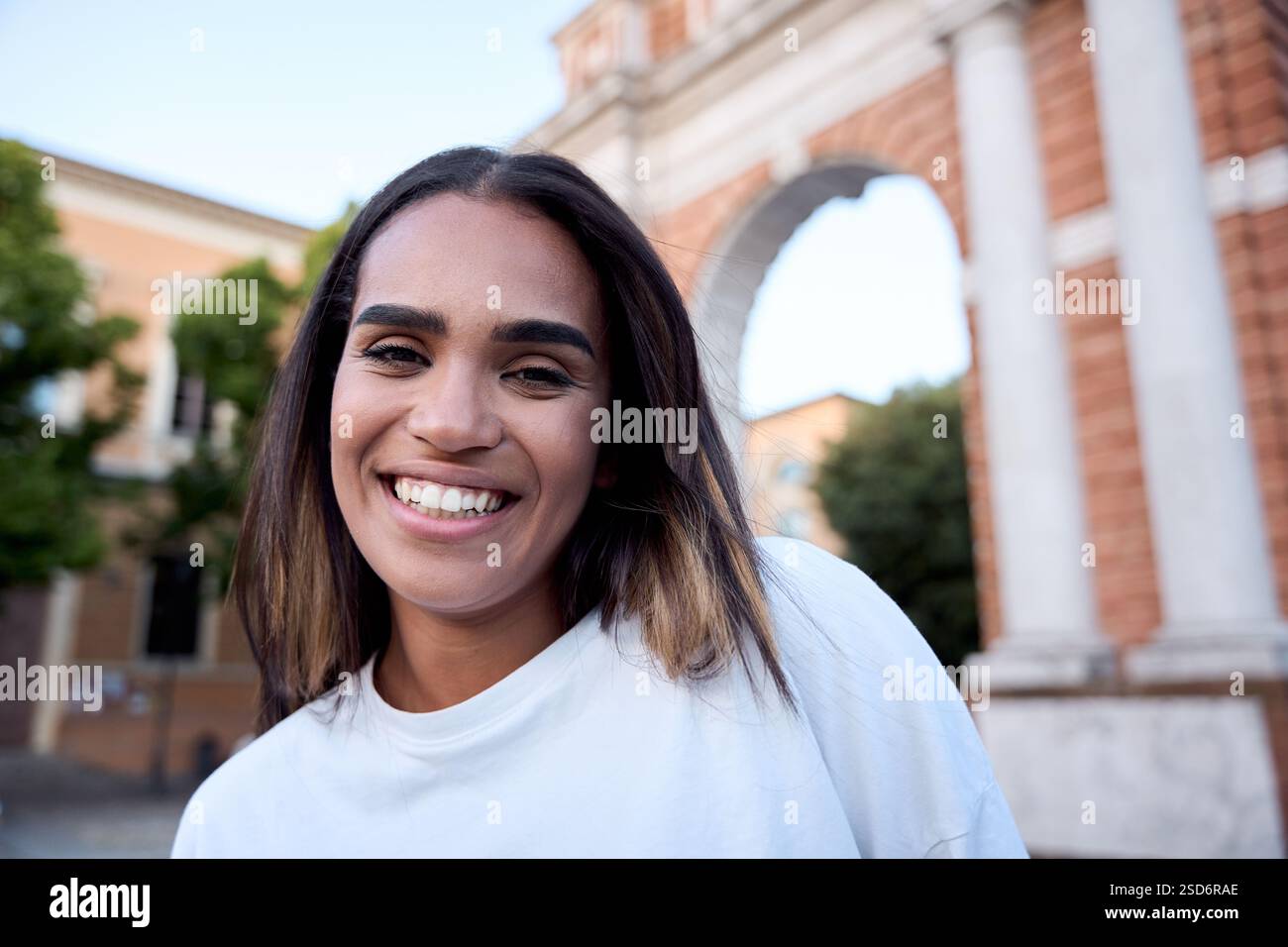 Jeune femme latino-américaine souriante devant porta pia à rome Banque D'Images