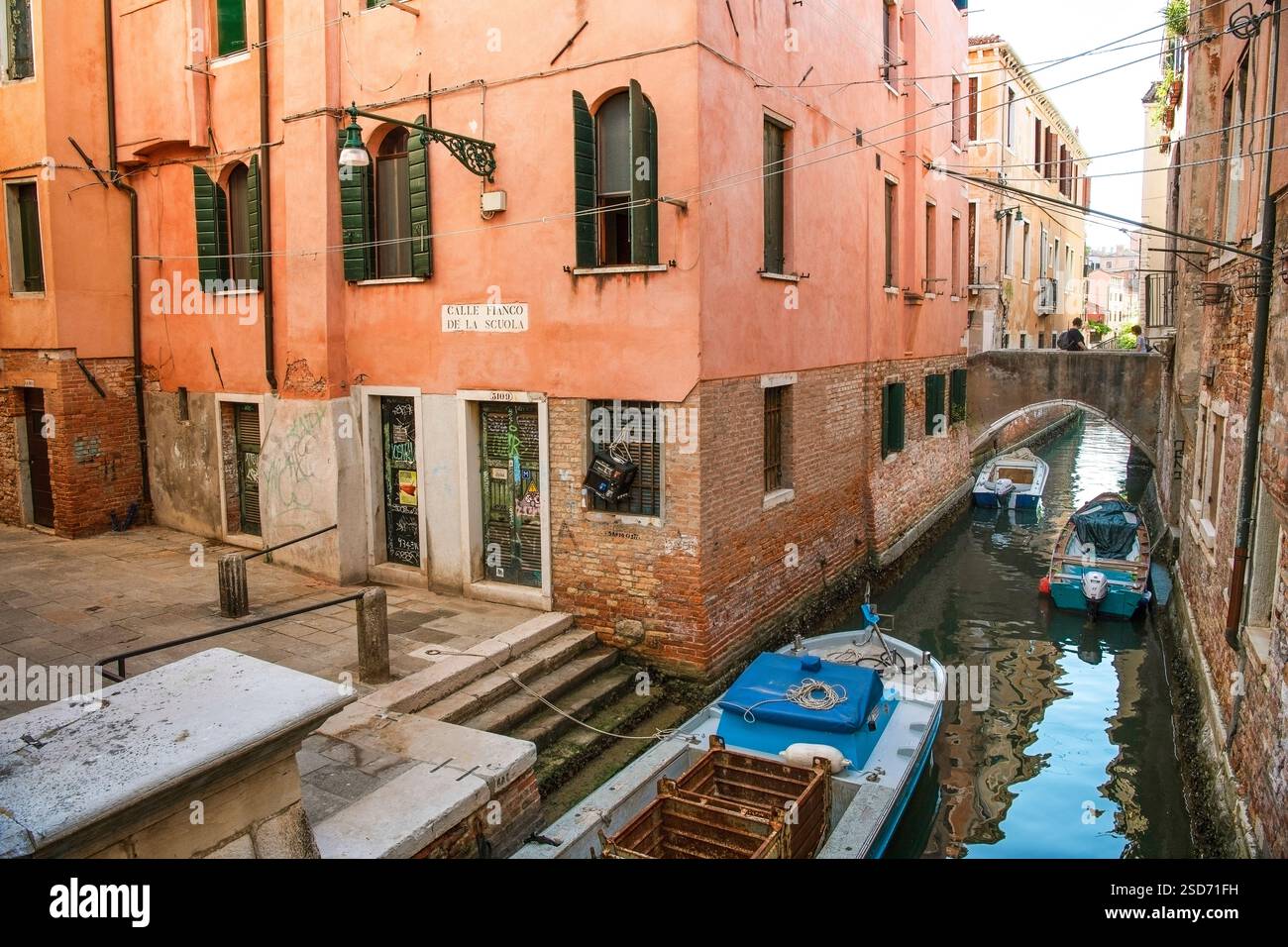 Canaux idylliques avec des bateaux entre les maisons dans le vieux centre-ville, Italie, Venise Banque D'Images