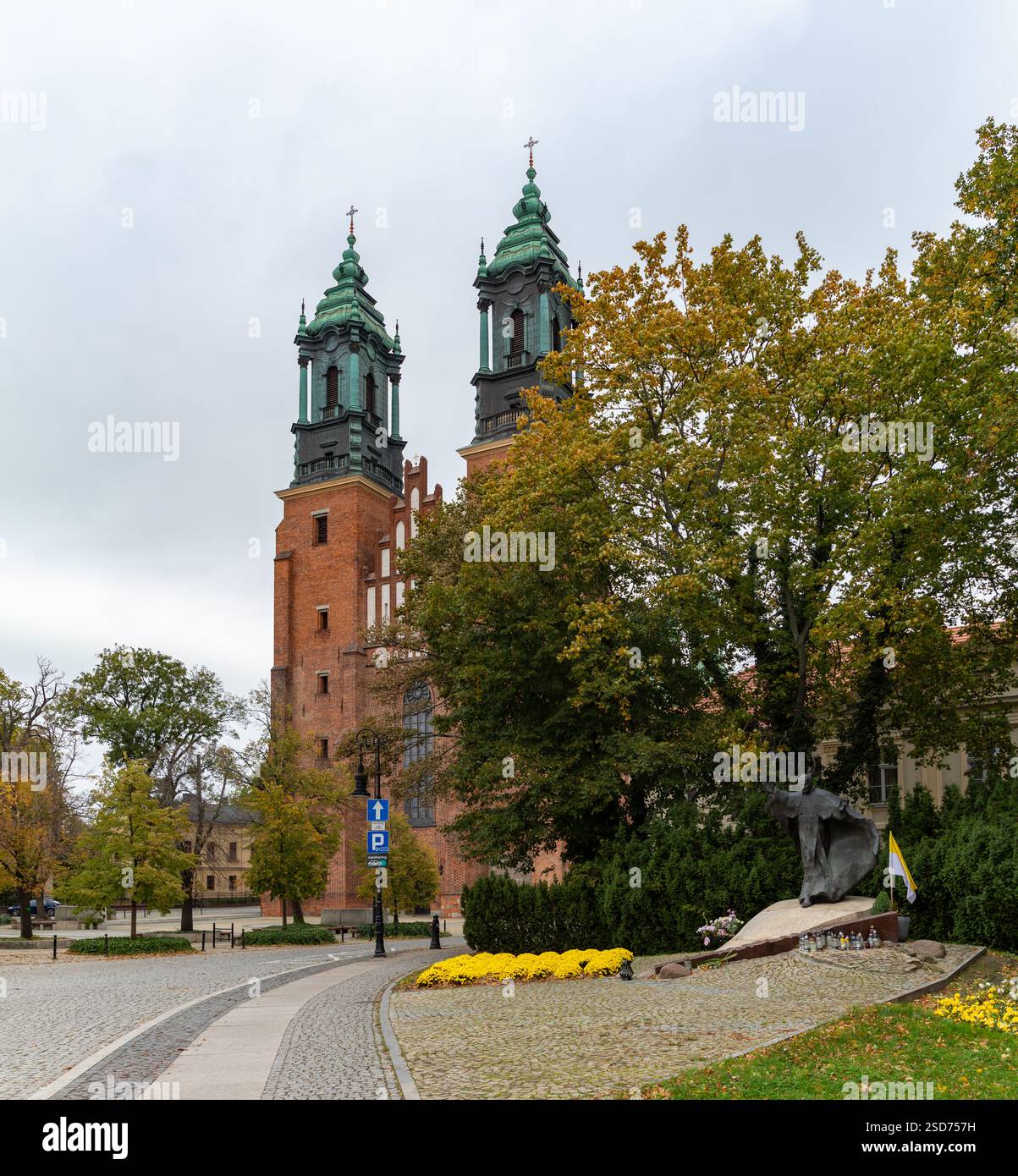 Une photo de la cathédrale de Poznan, avec le monument de la danseuse du Pape en bas à droite. Banque D'Images Une photo de la cathédrale de Poznan, avec le monument de la danseuse du Pape en bas à droite. Banque D'Images