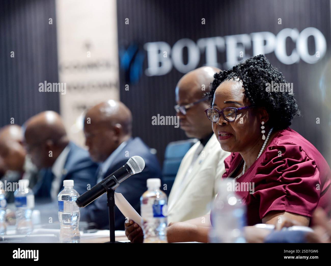 Gaborone, Botswana. 6 février 2025. Le ministre botswanais de la protection de l'enfance et de l'éducation de base, Nono Mokoka (R), informe les médias sur les résultats de l'examen de certificat junior (JCE) à Gaborone, Botswana, le 6 février 2025. Le Botswana prévoit d'allouer davantage de ressources aux écoles rurales afin de combler le fossé éducatif entre les élèves ruraux et les élèves urbains à la suite de la publication récente des résultats de l'examen de certificat de premier cycle (JCE). Crédit : Tshekiso Tebalo/Xinhua/Alamy Live News Banque D'Images
