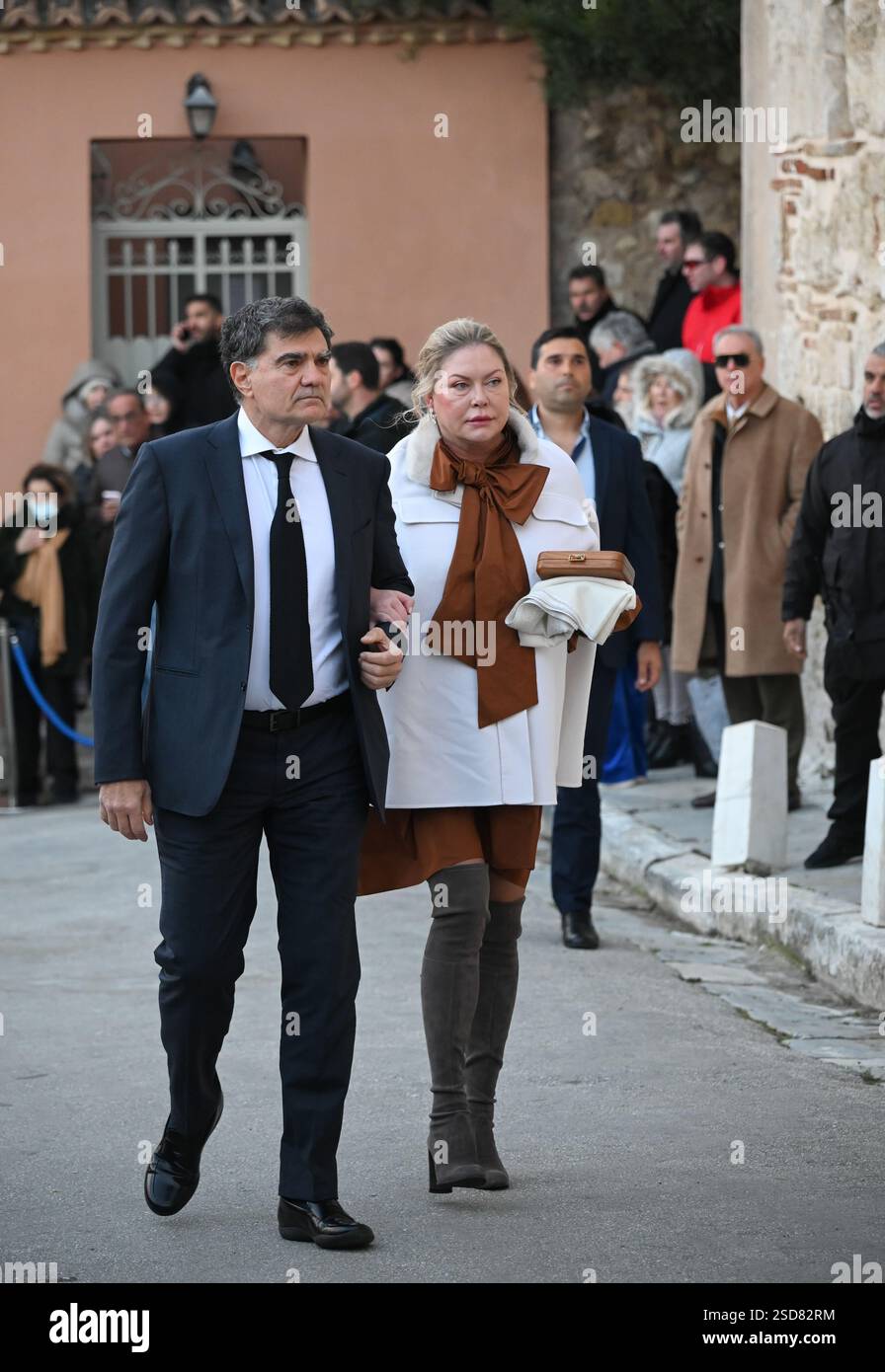 Athènes, Grèce, 7 février 2025. Le magnat grec Giannis Vardinogiannis et son épouse Mellissa Gromel assistent à l'église byzantine historique de Saint Nicolas Ragavas pour le mariage du prince Nikolaos de Grèce avec Chrysi Vardinogianni. Crédit : Dimitris Aspiotis/Alamy Live News Banque D'Images