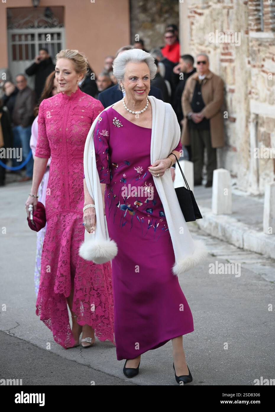 Athènes, Grèce, 7 février 2025. La princesse Alexandra de Sayn-Wittgenstein-Berleburg et la princesse Benedikte de Danemark assistent à l'église byzantine historique de Saint Nicolas Ragavas pour le mariage du prince Nikolaos de Grèce avec Chrysi Vardinogianni. Crédit : Dimitris Aspiotis/Alamy Live News Banque D'Images
