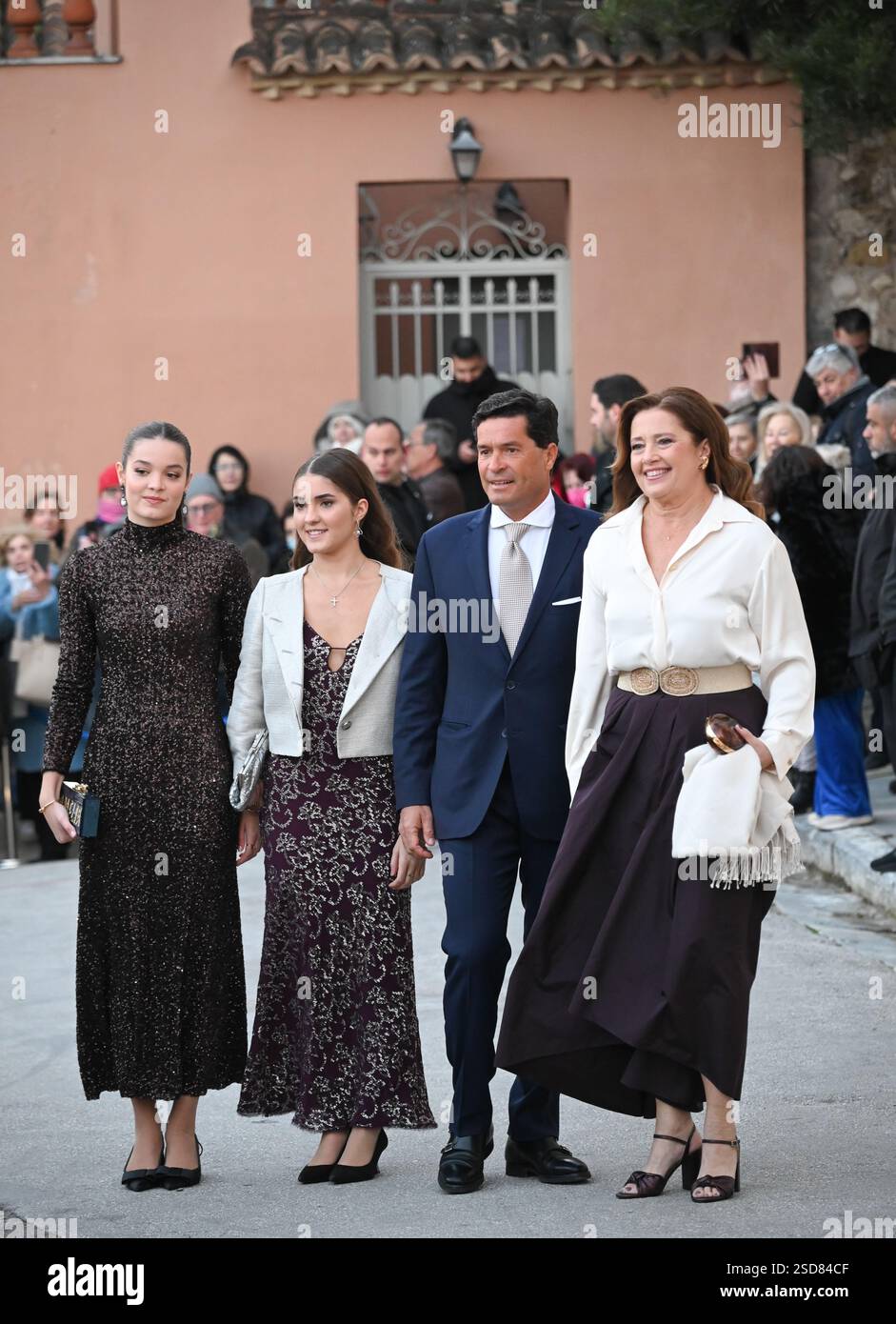 Athènes, Grèce, 7 février 2025. La princesse Alexia de Grèce et du Danemark, Carlos Morales Quintana et leurs filles Ana María Morales y de Grecia et Amelia Morales y de Grecia assistent à l'église byzantine historique de Saint Nicolas Ragavas pour le mariage du prince Nikolaos de Grèce avec Chrysi Vardinogianni. Crédit : Dimitris Aspiotis/Alamy Live News Banque D'Images