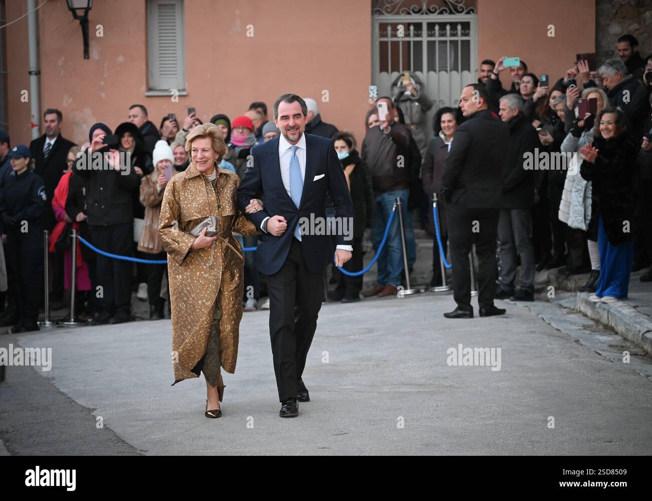 Athènes, Grèce, 7 février 2025. Le prince Nikolaos de Grèce et de Danemark accompagné de sa mère la reine Anne-Marie de Grèce arrive à l'église byzantine historique de Saint Nicolas Ragavas pour son mariage avec Chrysi Vardinogianni. Crédit : Dimitris Aspiotis/Alamy Live News Banque D'Images