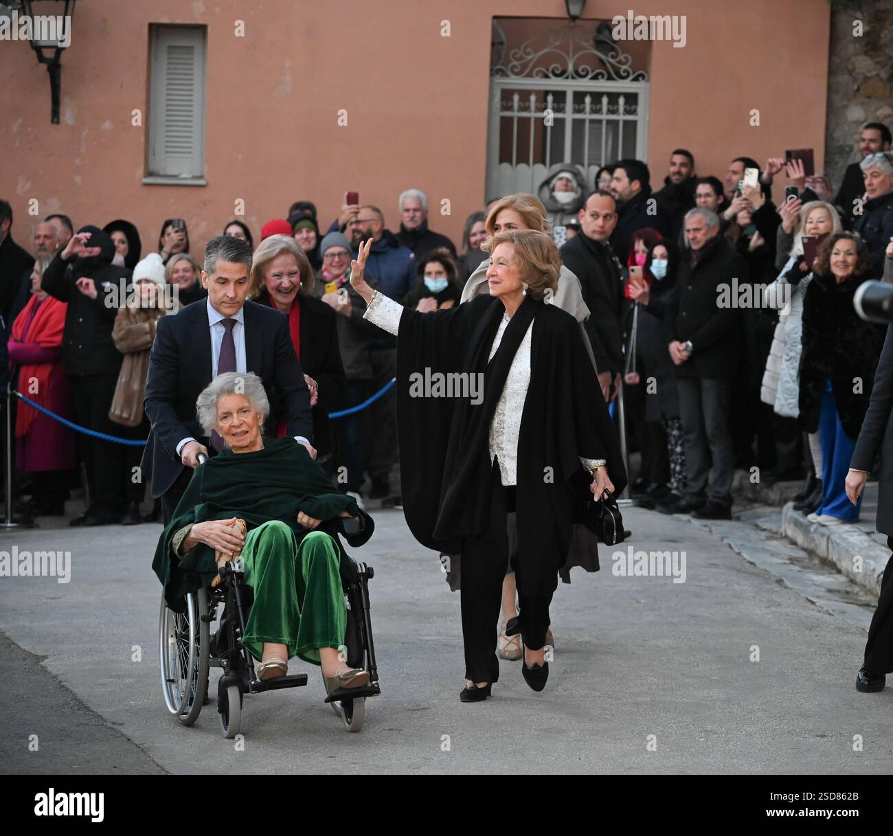 Athènes, Grèce, 7 février 2025. La reine Sofia d'Espagne fait signe au public tout en étant applaudie par les spectateurs alors qu'elle arrive à l'église byzantine historique de Saint Nicolas Ragavas avec la princesse Irène de Grèce et du Danemark, et l'infante Cristina d'Espagne, pour le mariage du prince Nikolaos de Grèce avec Chrysi Vardinogianni. Crédit : Dimitris Aspiotis/Alamy Live News Banque D'Images